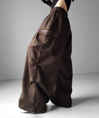 【 裾絞り可能２WAY 】ドローコードタックワイドカーゴスウェットパンツ ／ drawcord tuck wide cargo sweatpants