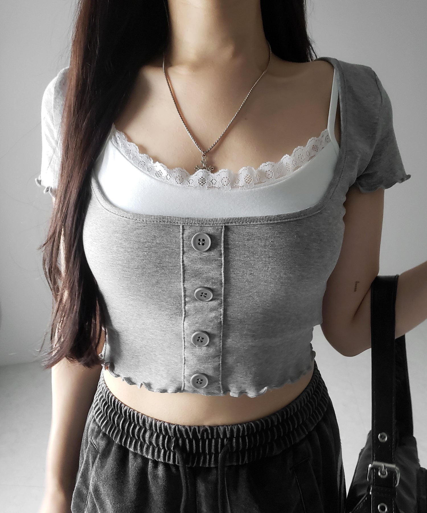 【 ２点セット 】レイヤードレースキャミソール ＋ スクエアネックフロントボタンTシャツ SET