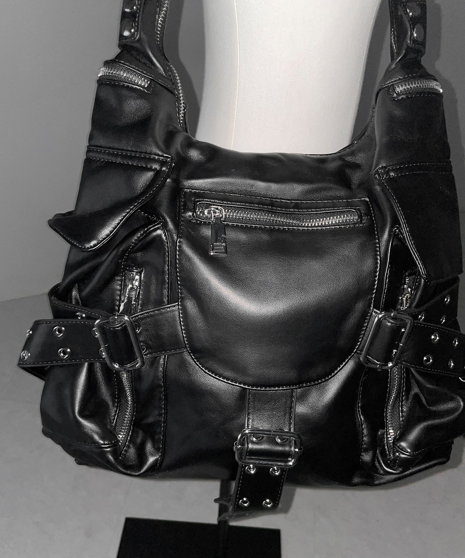 【 多ポケットで収納力抜群 】３連ベルテッド多ポケットフェイクレザーショルダーバッグ ／ Three belted multi pocket fake leather shoulder bag