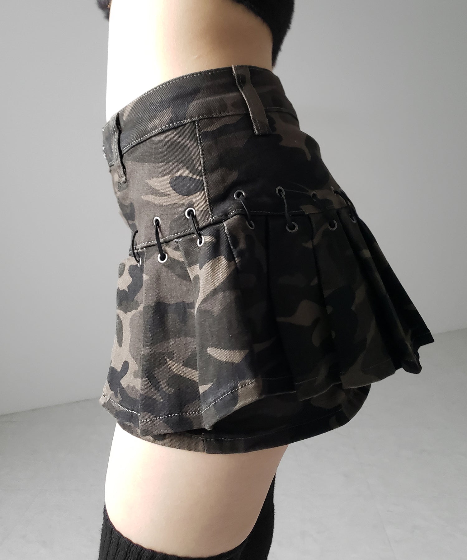 【 インパン裏地付 】カモフラベルテッドマイクロプリーツミニスカパン ／ camouflage belted micro pleats skirt pants