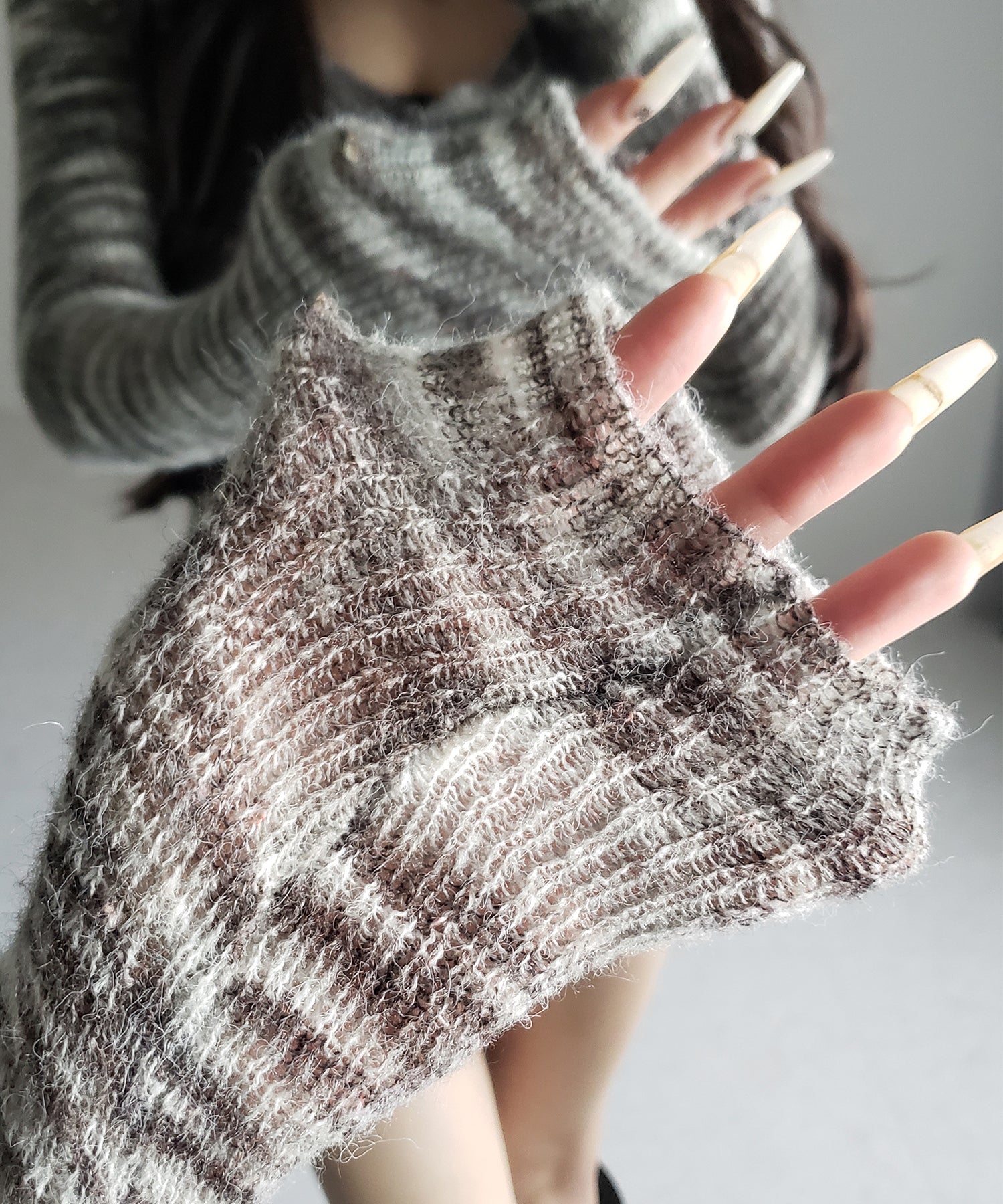 【 ワンショル可能な２WAY 】Ｖネックメランジスリムシアーニット ／ V-neck melange slim sheer knit