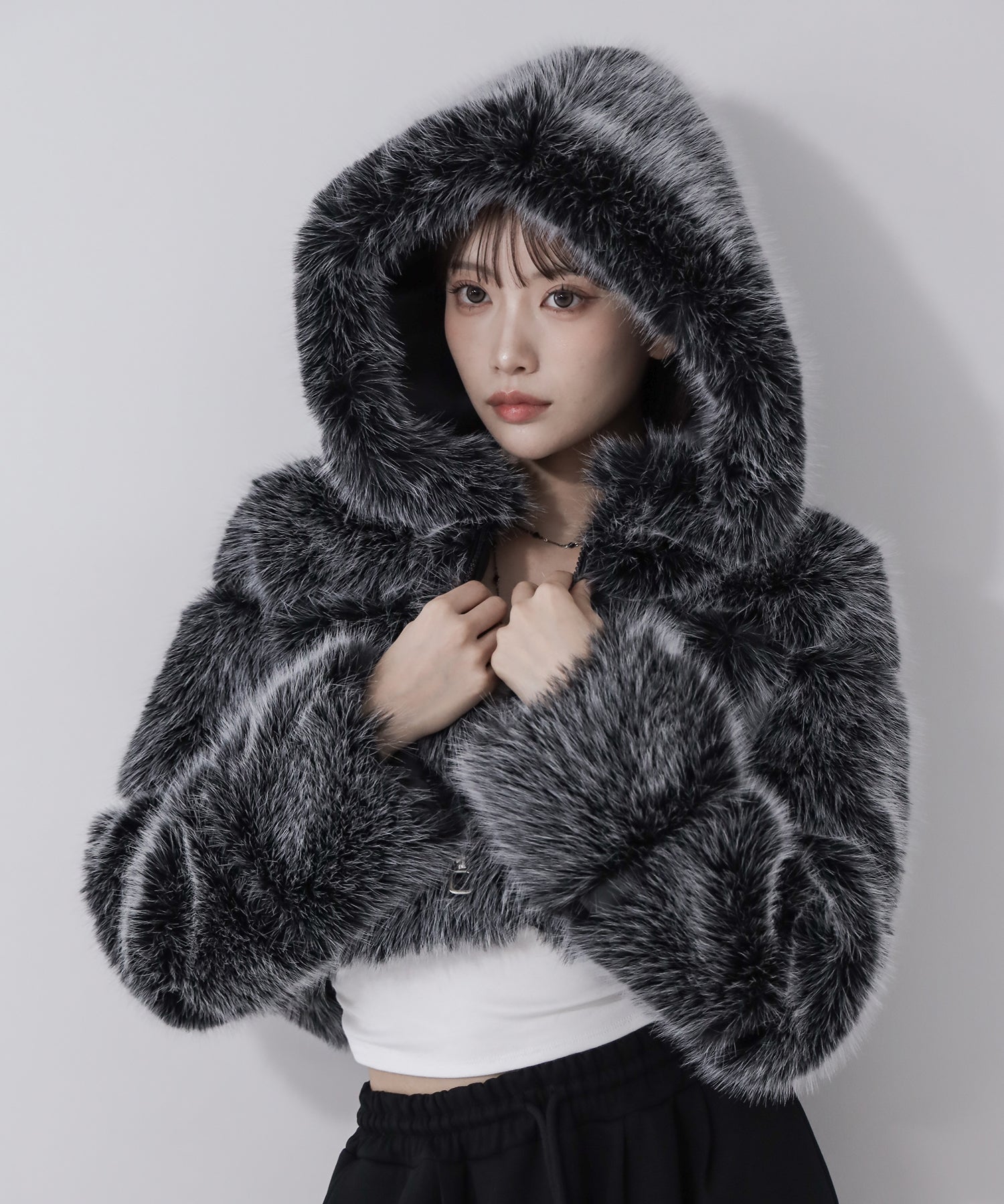 フェイクファーフーディショートコート ／ fake fur hoodie
