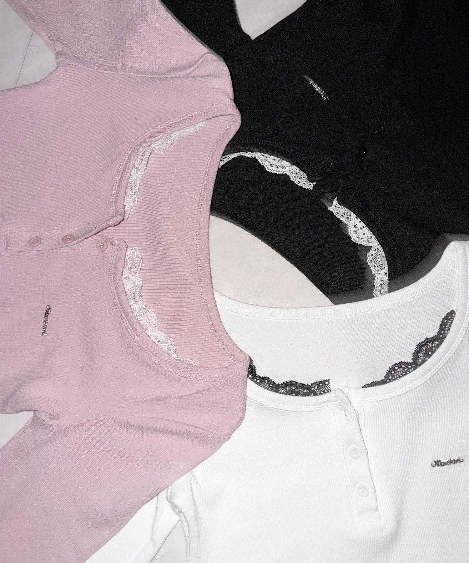 ヘンリーネックロゴプレートレースリブトップス ／　henley neck logo plate lace ribbed tops