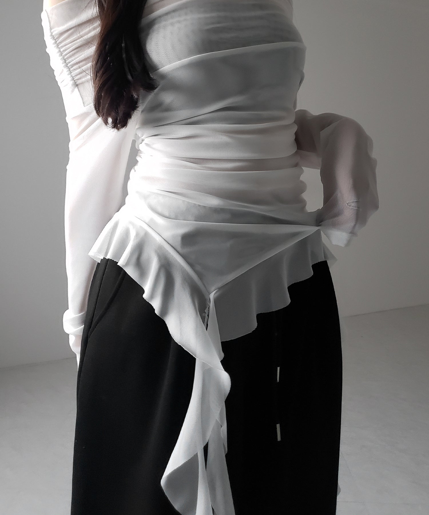 【 ２color 】アシンメトリーフリルオフショルシアートップス ／ asymmetrical frill off-shoulder sheer tops