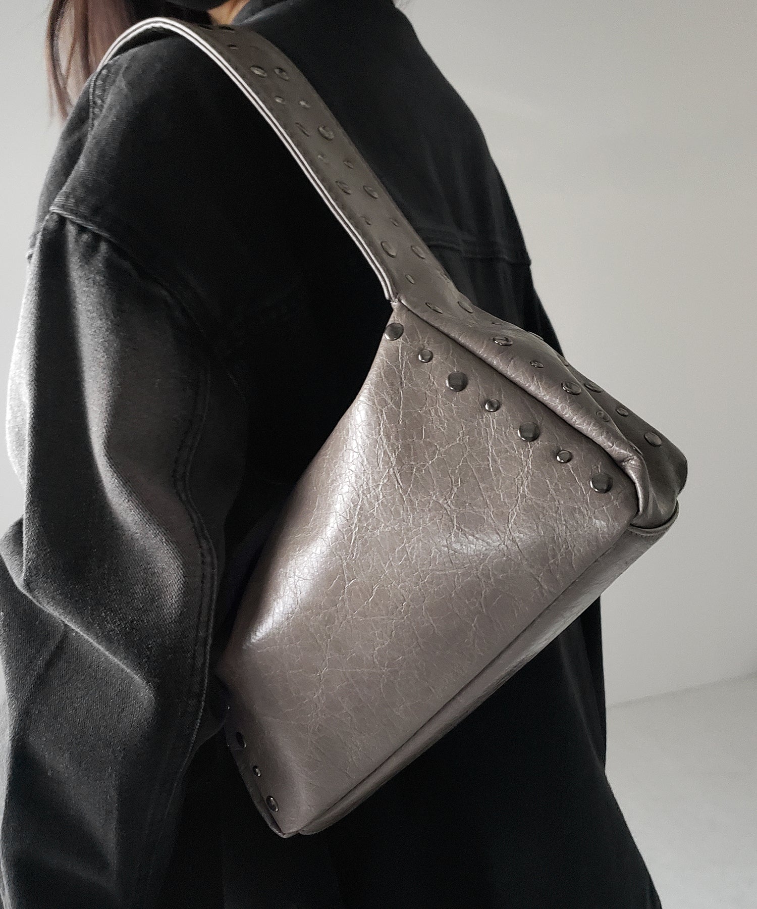 【 ２color】スタッズデザインスクエアショルダーバッグ ／ stud design square shoulder bag