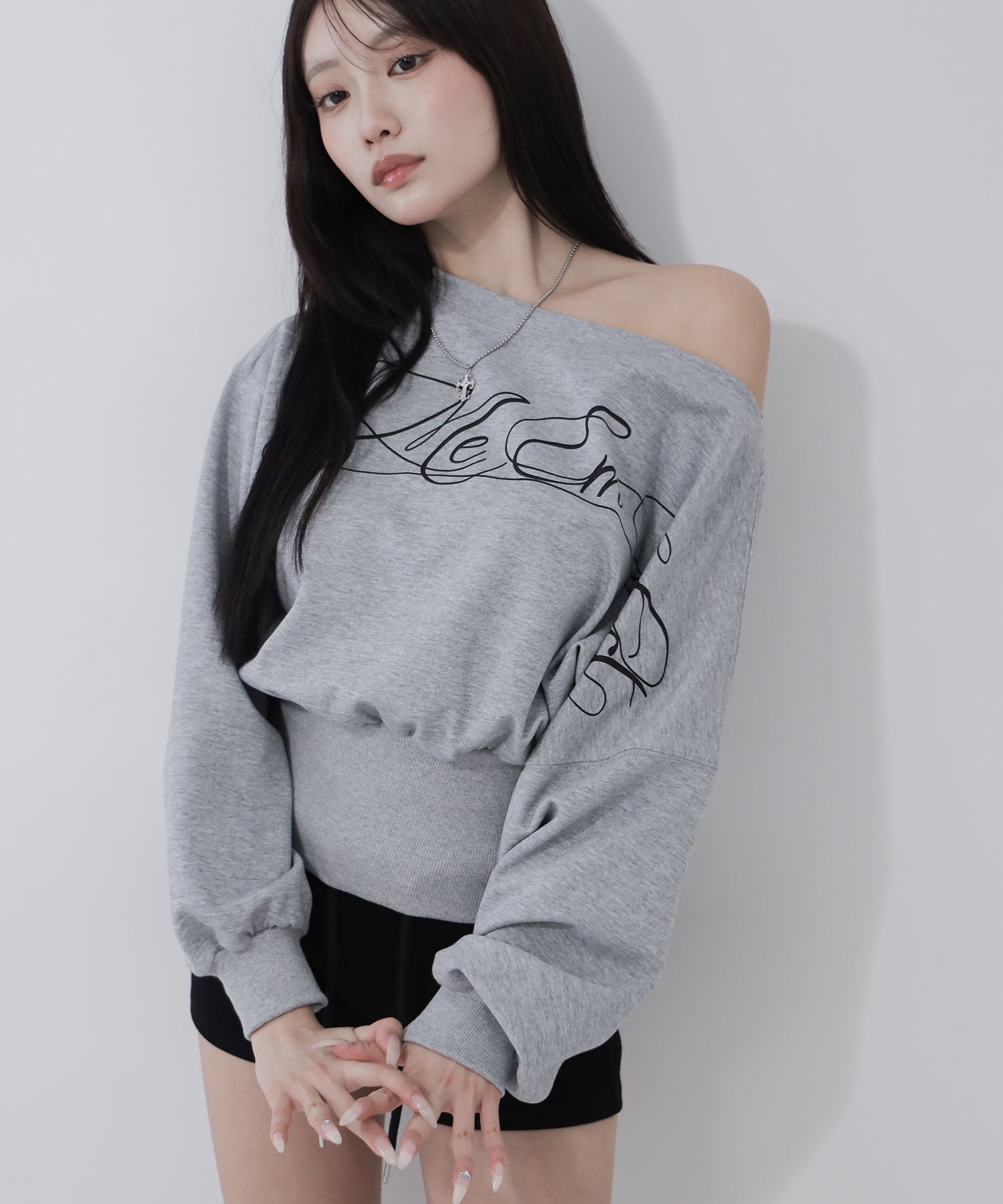 レタリングロゴワンショルショートスウェットライクトップス ／ lettering logo one-shoulder short sweatlike tops