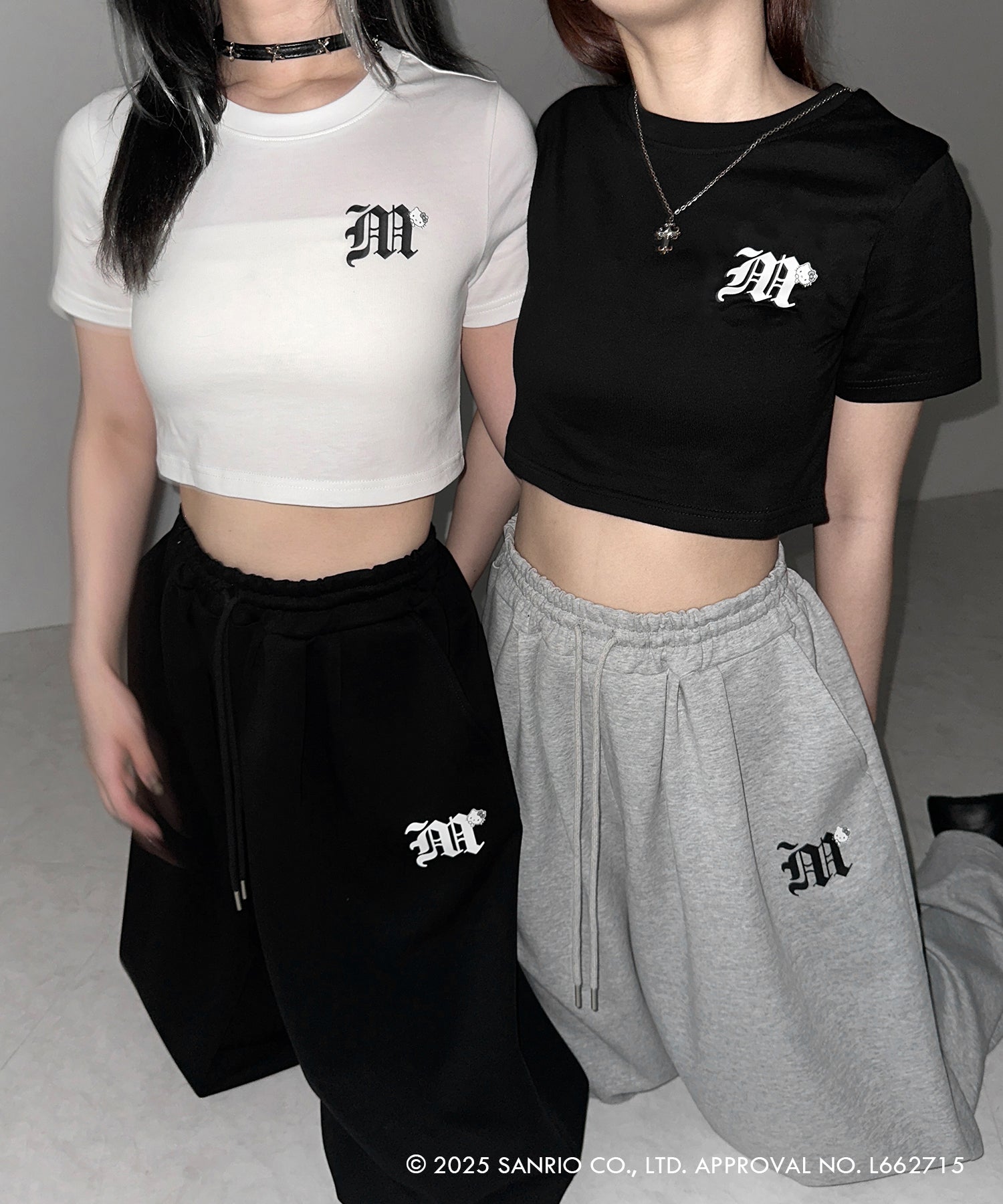 【 HELLO KITTY × me+em select 】ハローキティ M LOGO ショートTシャツ ／ Hello Kitty M LOGO Short T-shirt 【 セットアップ着用可能 】