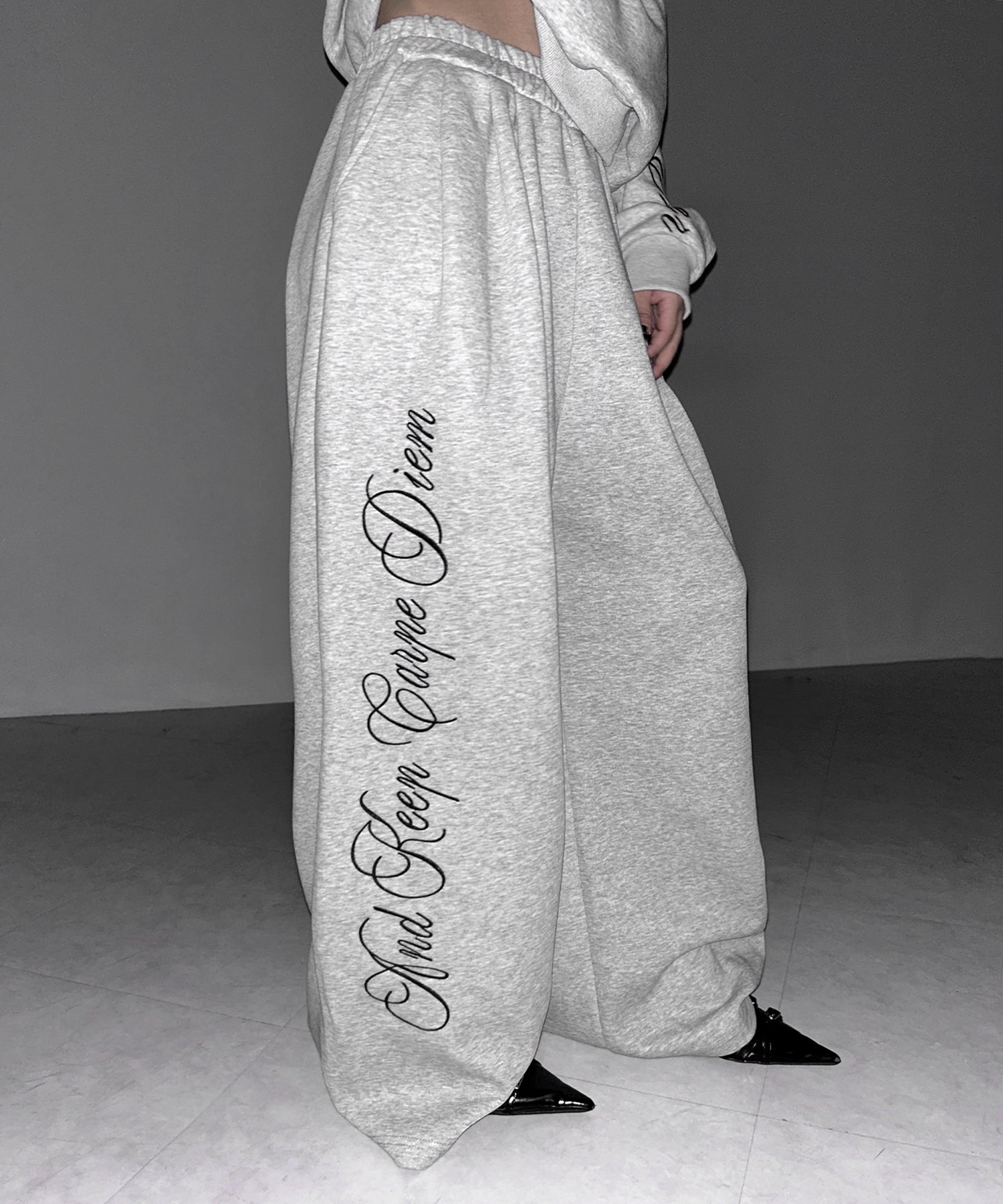 レタリングロゴ刺繍ワイドスウェットパンツ ／ lettering logo embroidery wide sweatpants