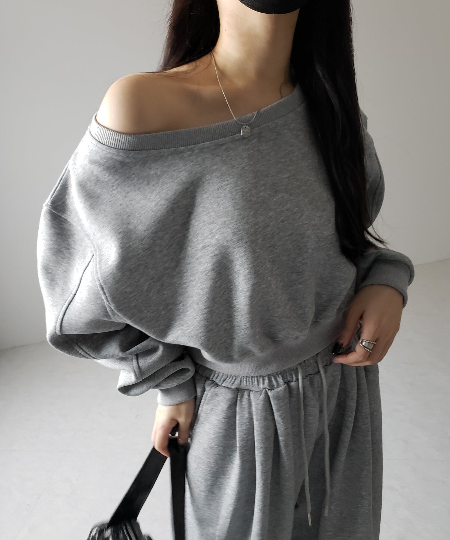 【 セットアップ 】ワンショルダーショートスウェットトップス ＋ タックワイドパンツ SET ／ off shoulder short sweat tops & tack wide pants SET