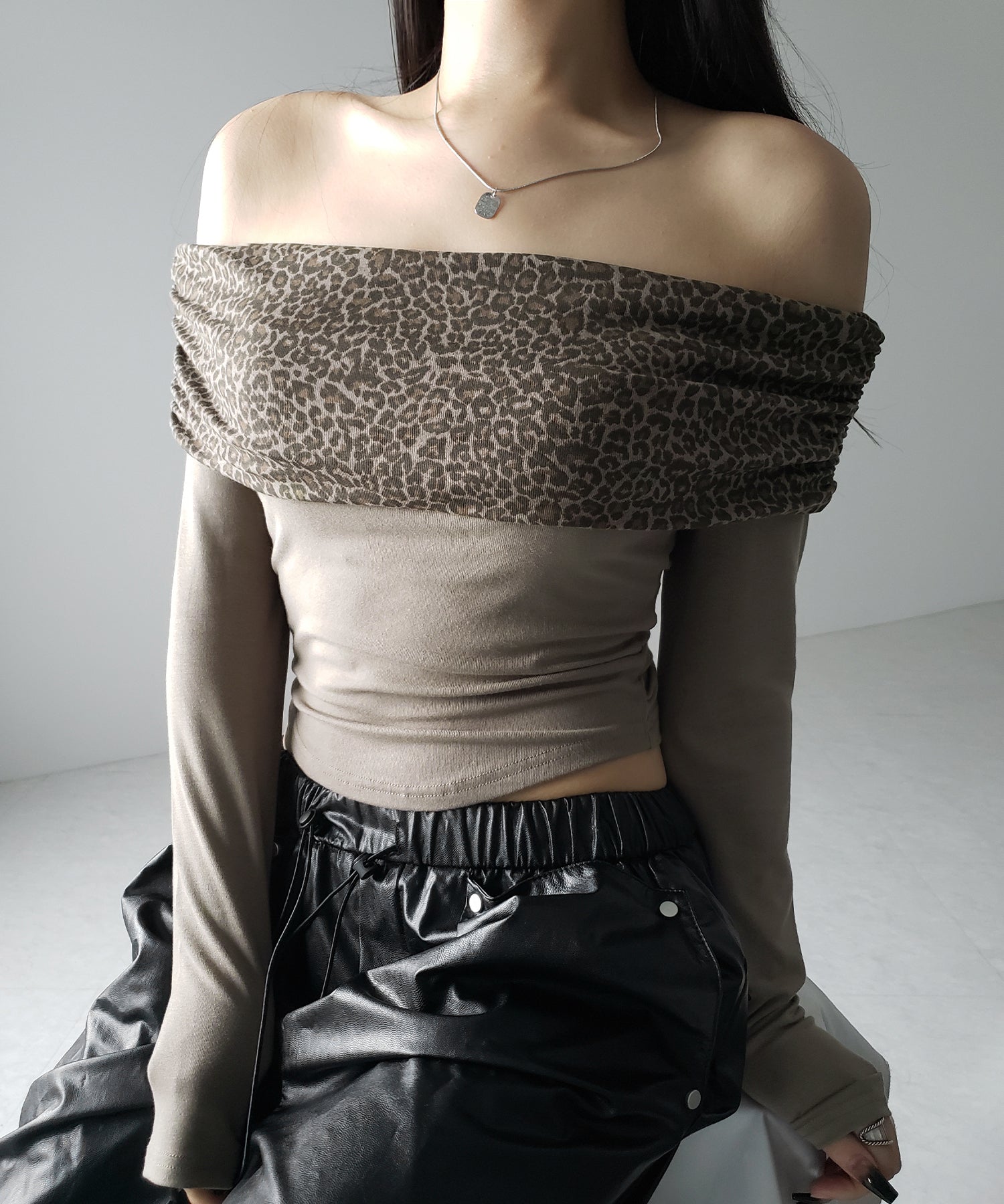 【 ２color 】レオパードワイドオフショルカットソートップス ／ leopard wide off-shoulder cutsew tops