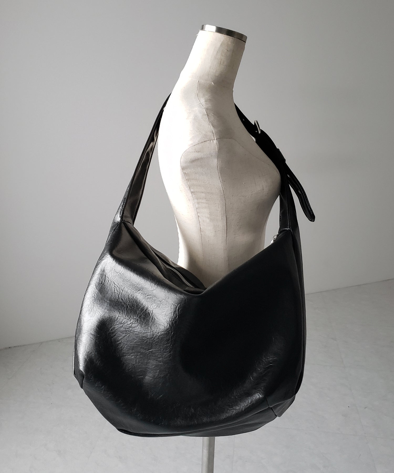 【 ２WAY ／ A4収納可 】ハトメデザインベルテッドワンハンドルショルダーバッグ ／ Eyelet design belted onehandle shoulder bag