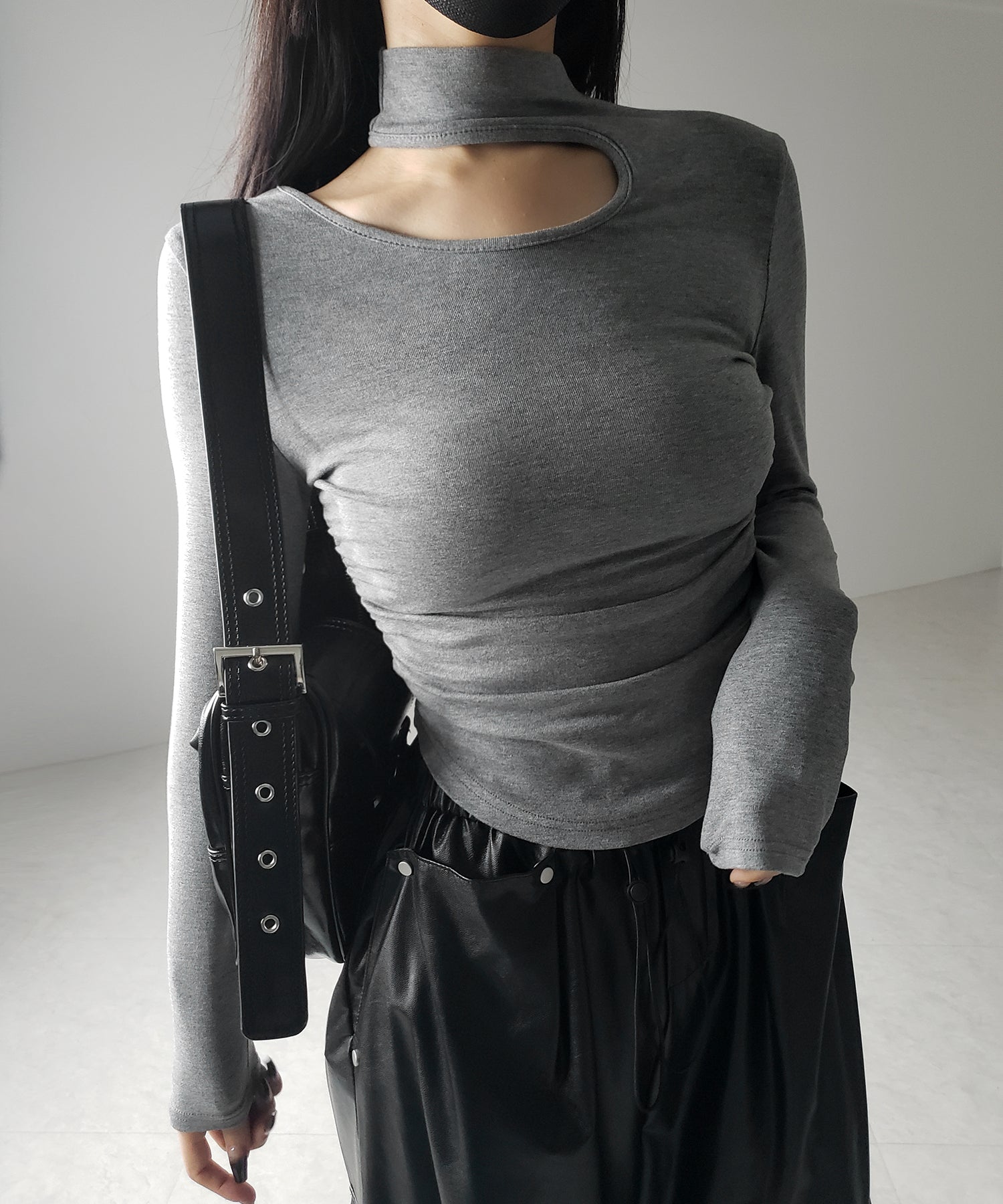 【 ２color 】カットアウトアシメチョーカーカットソートップス ／cutout asymmetry choker cutsew tops