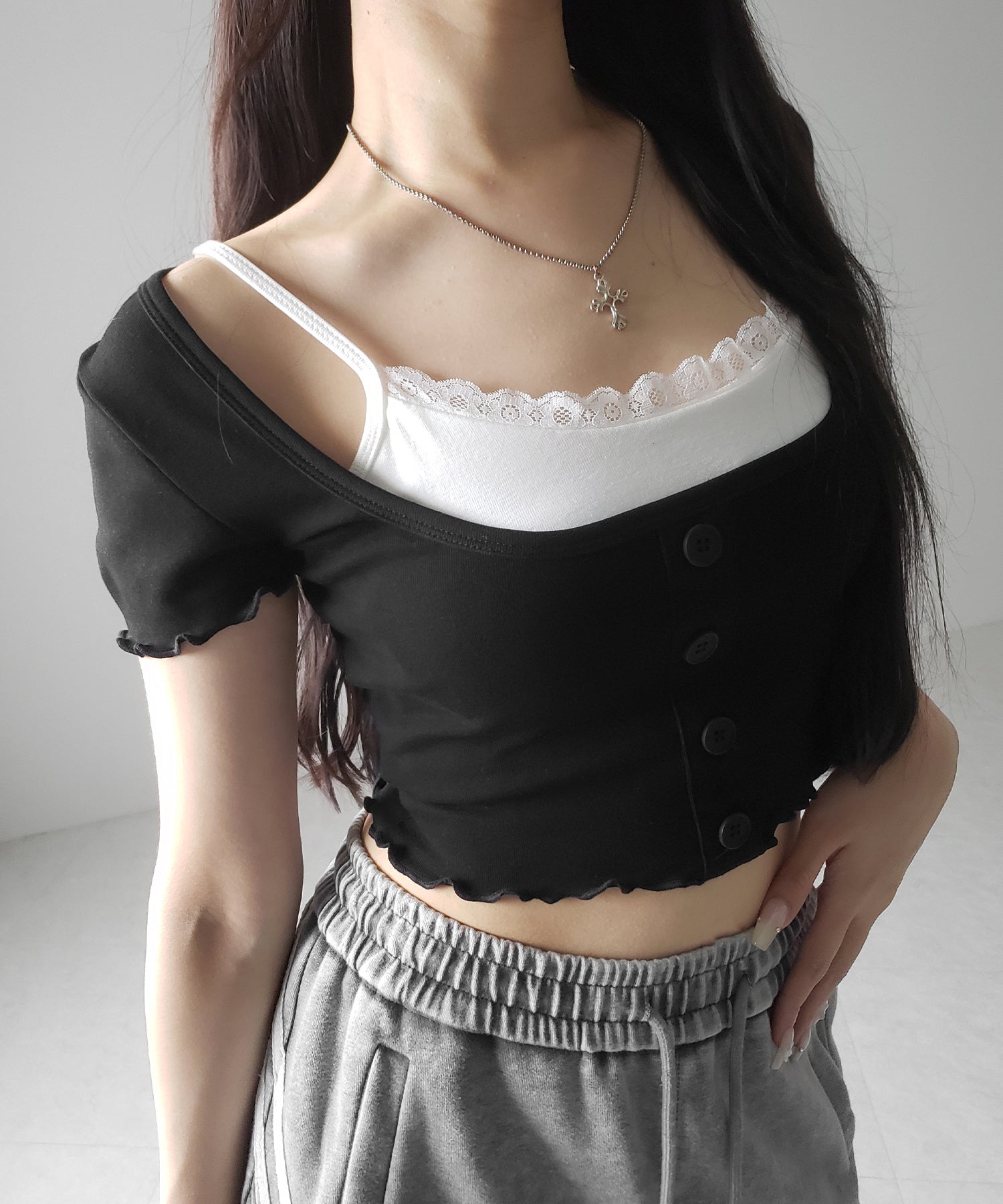 【 ２点セット 】レイヤードレースキャミソール ＋ スクエアネックフロントボタンTシャツ SET