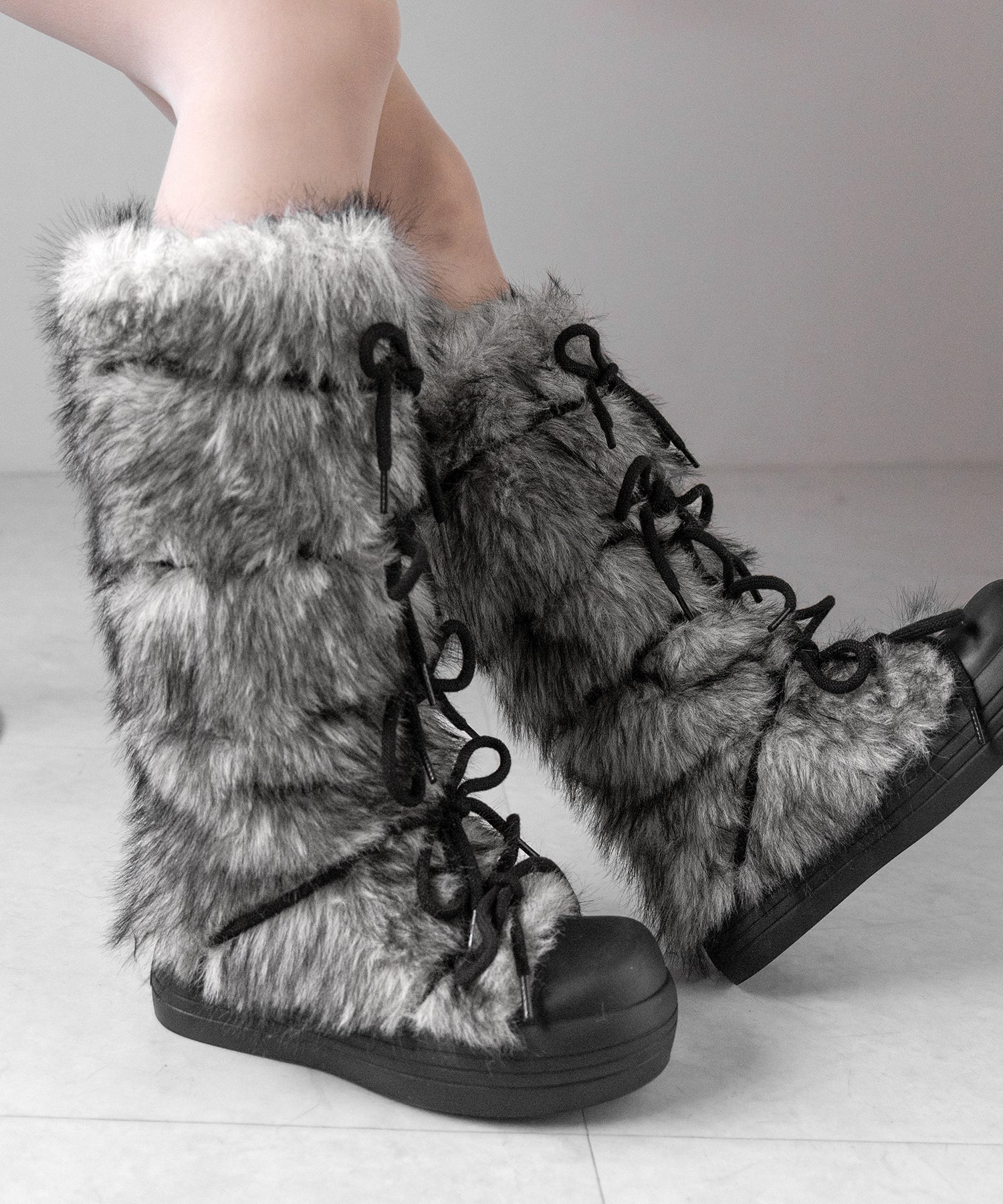 ボリュームフェイクファーレースアップロングブーツ ／ volume fake fur laceup long boots