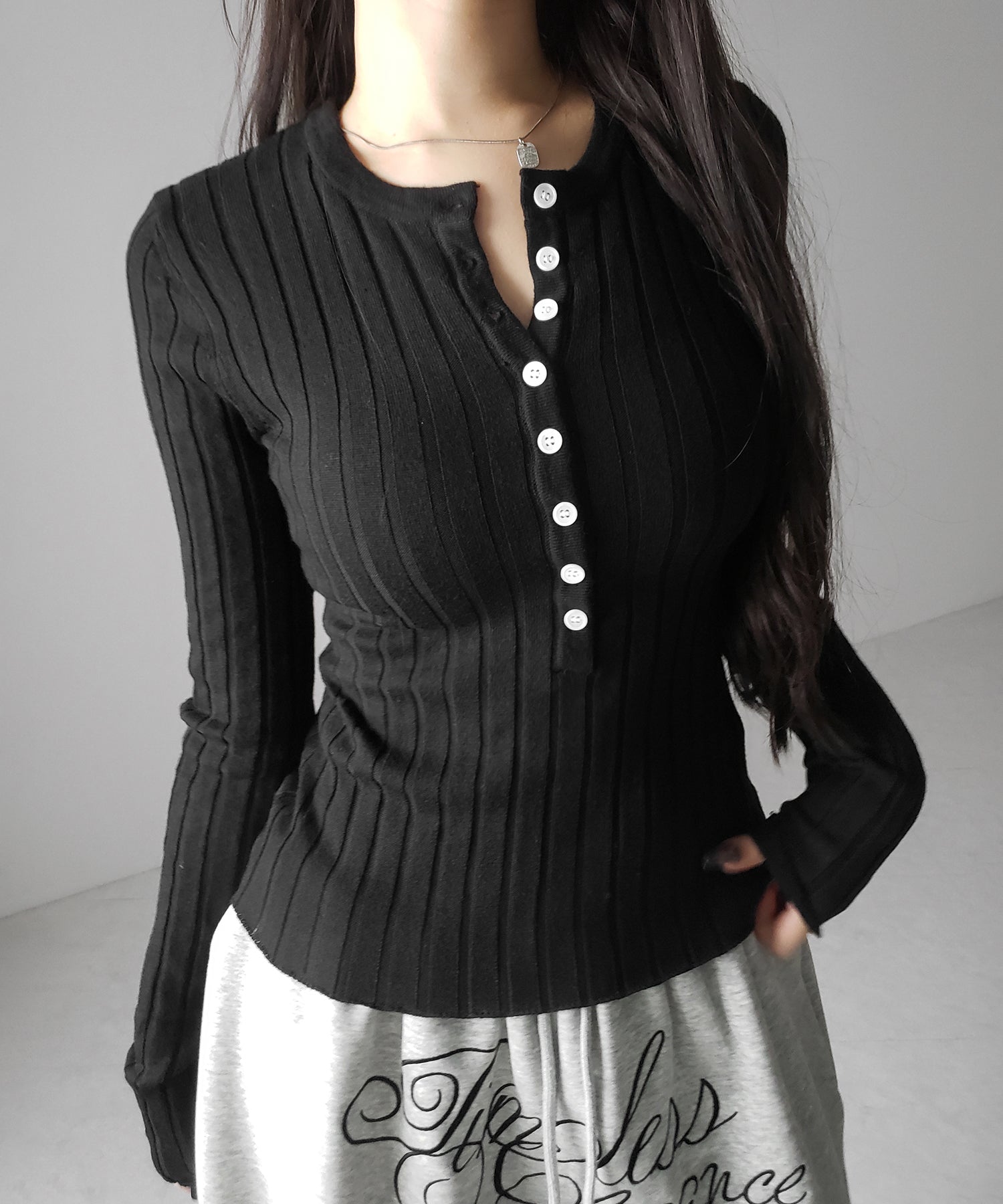 スリムフィットヘンリーネックリブトップス ／ slim fit henley neck ribbed tops