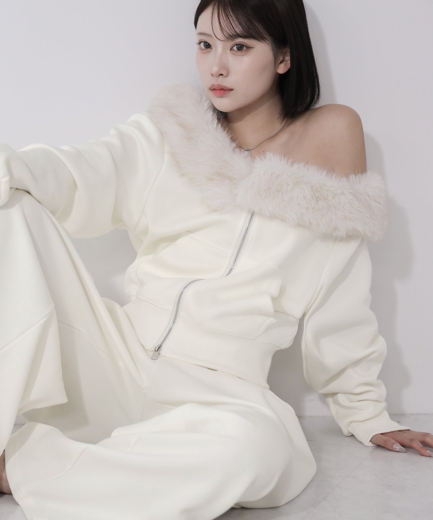 【 セットアップ 】ファーダブルジップワンショルスウェット＆タックワイドスウェットパンツ ／ Fur double-zip one-shoulder sweatshirt ＆ tuck wide sweatpants SETUP
