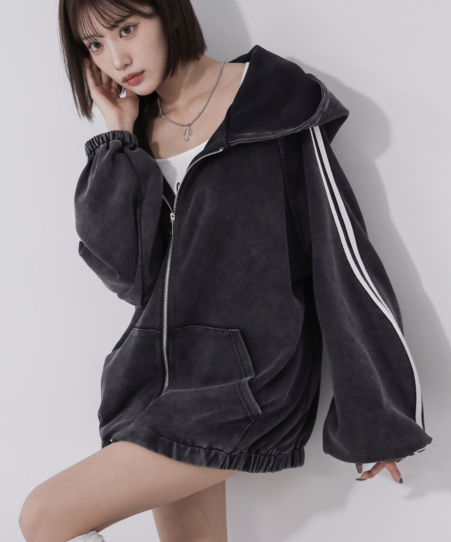 ピグメントヴィンテージ加工サイドラインジップアップパーカー ／ Pigment vintage side line zip-up hoodie