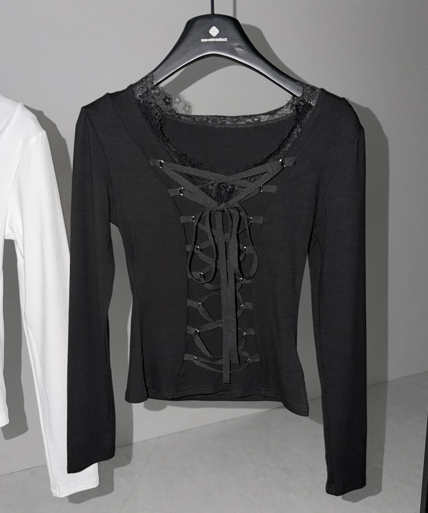 【 クロスネックにできる２WAY 】フロントリボンレースアップスリムカットソートップス ／ 2WAY front ribbon lace up slim cutsew tops