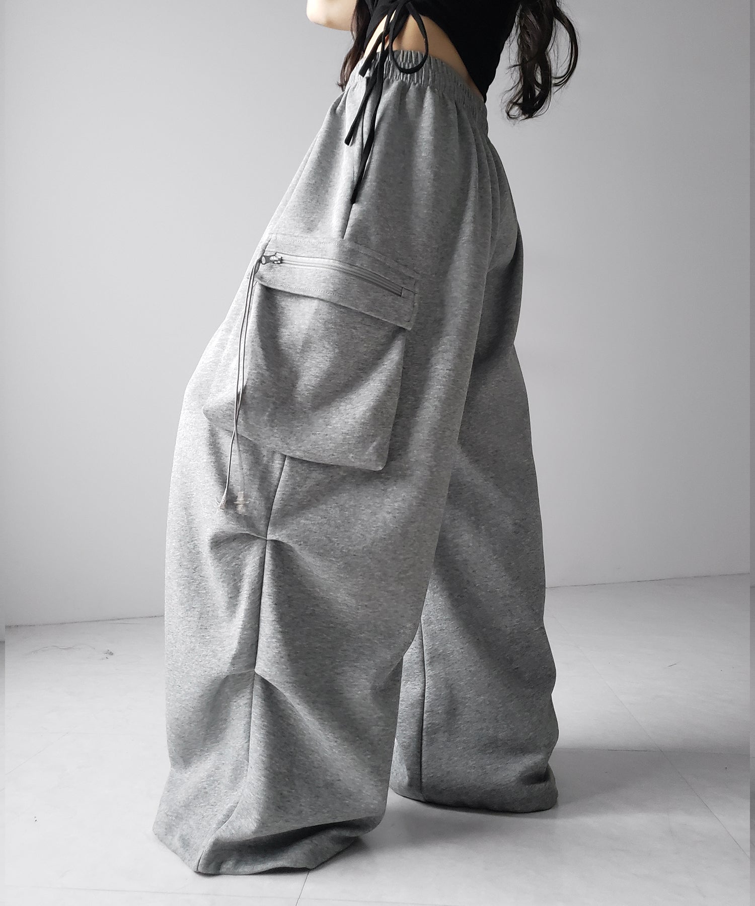【 裾絞り可能２WAY 】ドローコードタックワイドカーゴスウェットパンツ ／ drawcord tuck wide cargo sweatpants