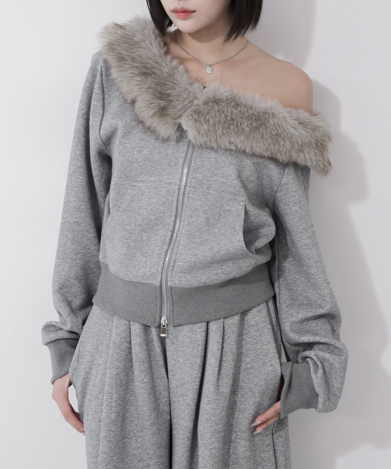 【 セットアップ 】ファーダブルジップワンショルスウェット＆タックワイドスウェットパンツ ／ Fur double-zip one-shoulder sweatshirt ＆ tuck wide sweatpants SETUP
