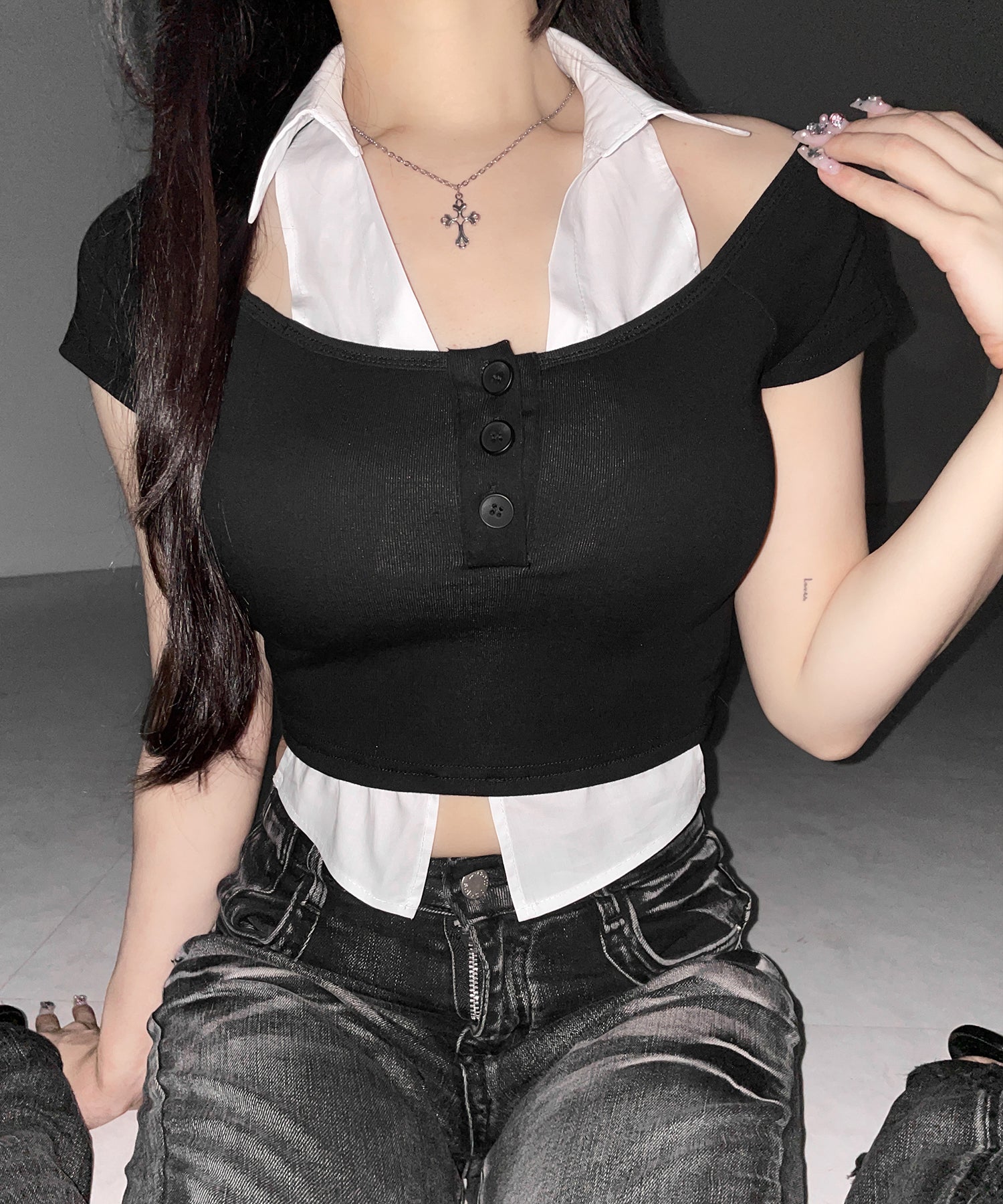 シャツレイヤードヘンリーネックカットアウトトップス ／ shirt layered henlyneck cutout tops