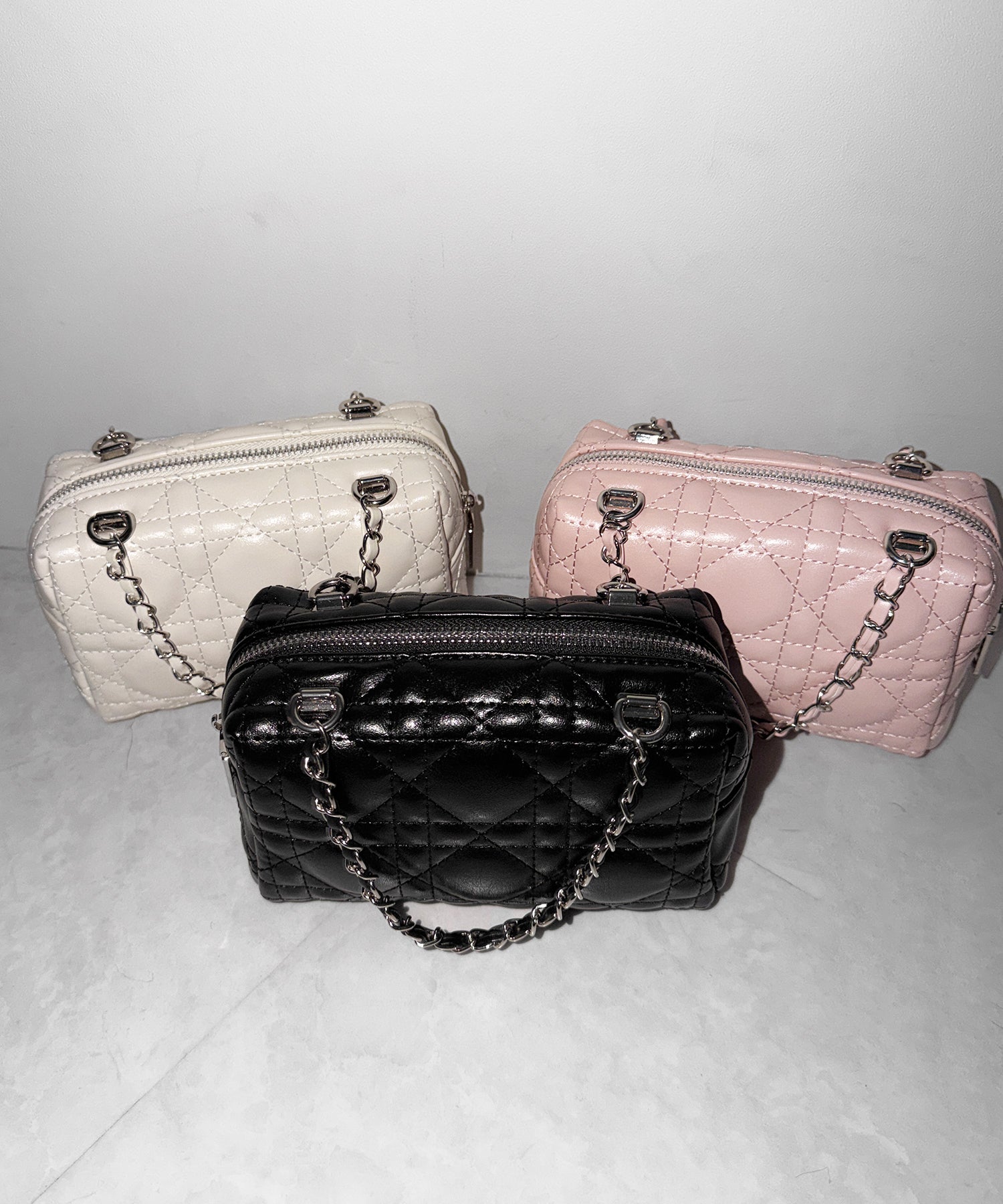 【 ショルダーストラップ付き２WAY 】キルティングスクエアチェーンショルダーミニバッグ / 2WAY quilted square chain shoulder mini bag