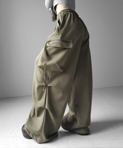 【 裾絞り可能２WAY 】ドローコードタックワイドカーゴスウェットパンツ ／ drawcord tuck wide cargo sweatpants