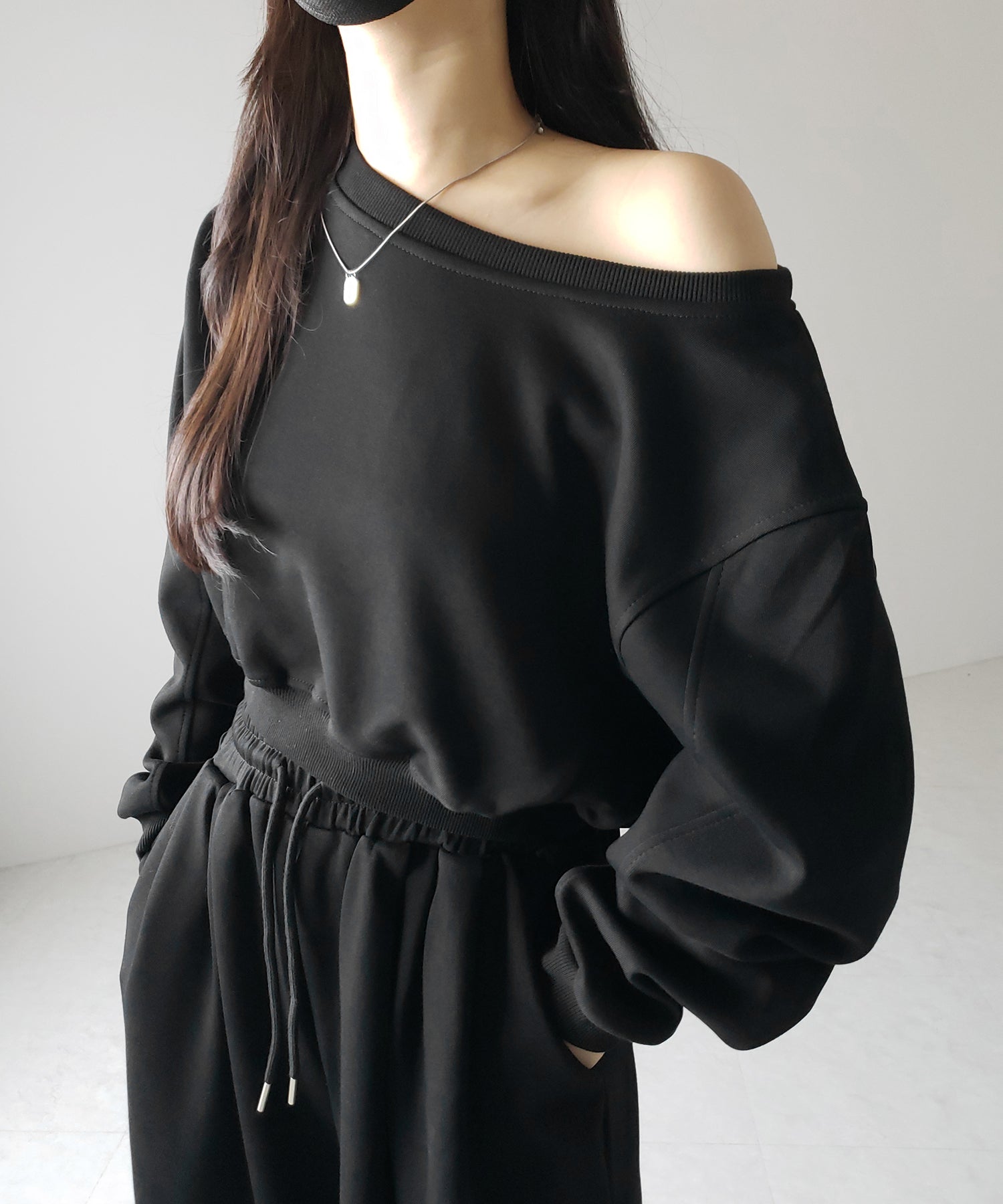 【 セットアップ 】ワンショルダーショートスウェットトップス ＋ タックワイドパンツ SET ／ off shoulder short sweat tops & tack wide pants SET