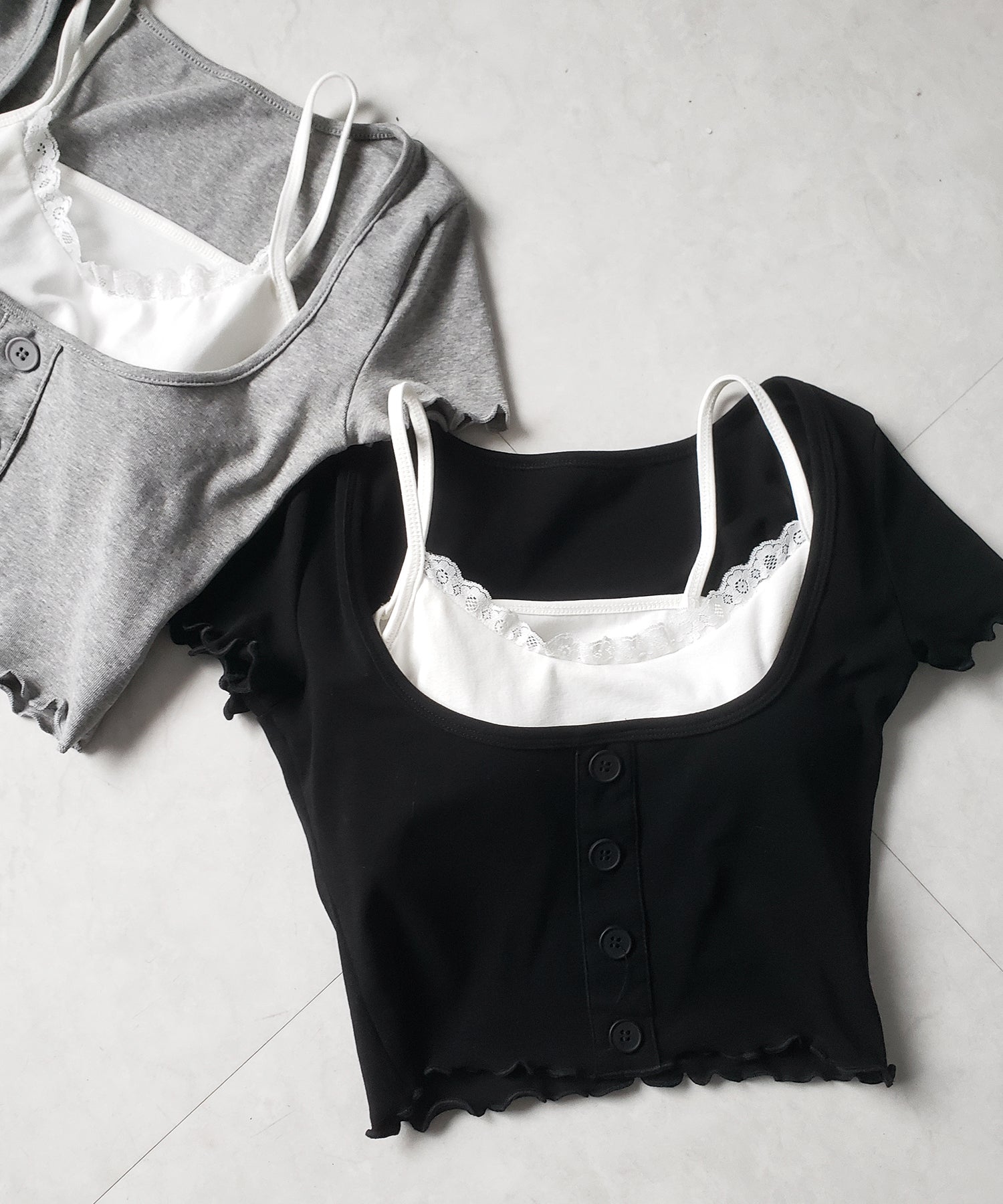 【 ２点セット 】レイヤードレースキャミソール ＋ スクエアネックフロントボタンTシャツ SET