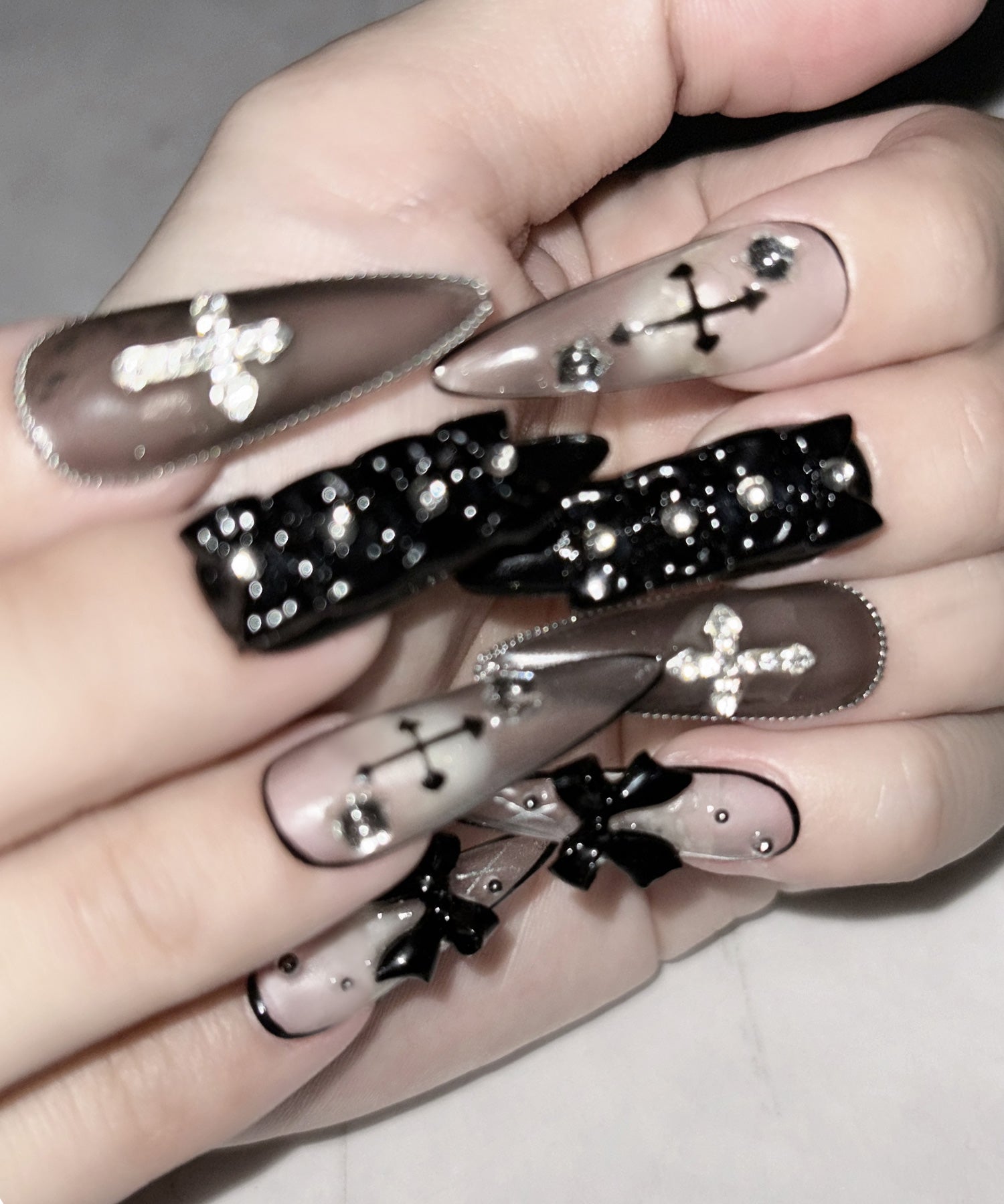 モノトーンリボンクロスビジュースティレットネイルチップ ／ monotone ribbon cross bijou stiletto nail tips