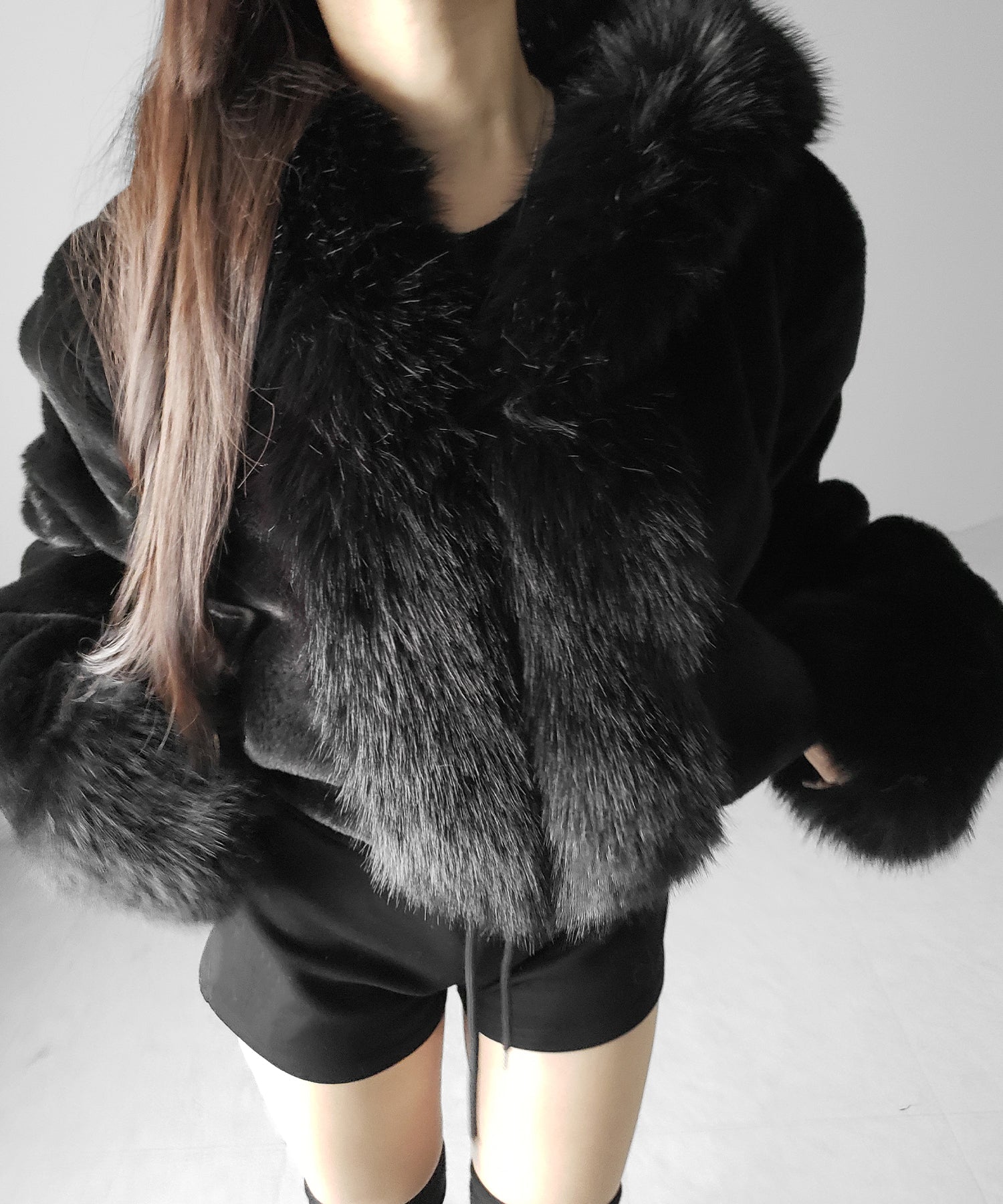 フェイクファーフードレディーショートコート ／ fake fur hoodec lady short coat