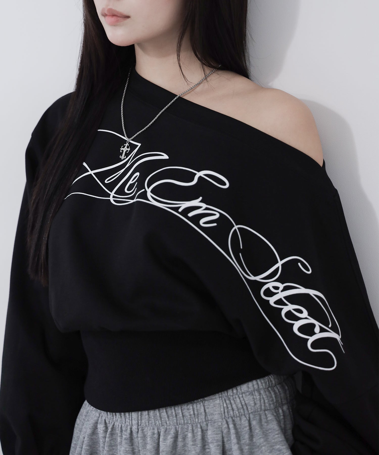 レタリングロゴワンショルショートスウェットライクトップス ／ lettering logo one-shoulder short sweatlike tops