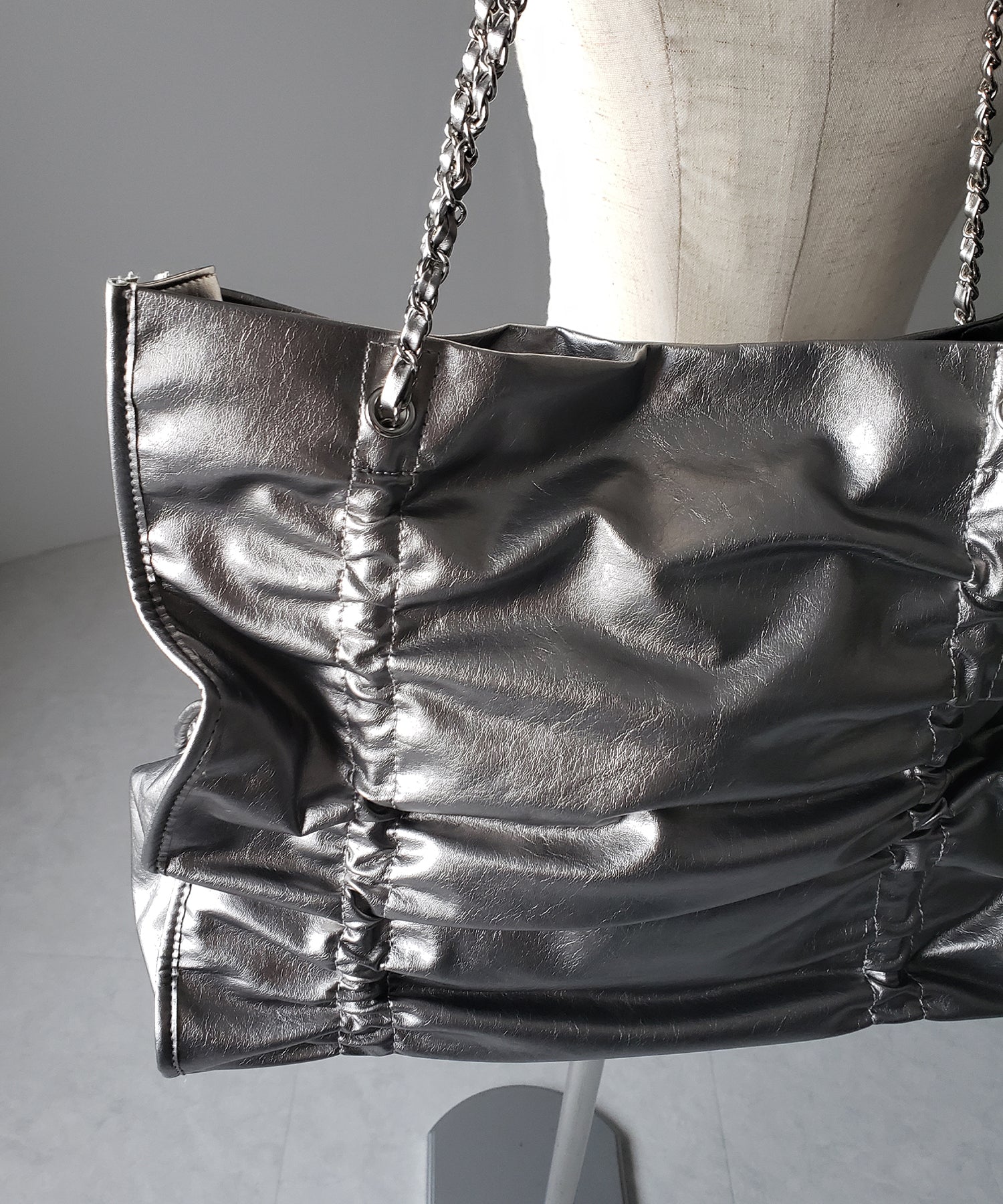 【 ３color ／ A4収納可 】ダブルシャーリングフェイクレザースクエアチェーンバッグ ／ double shirring fake leather square chain bag