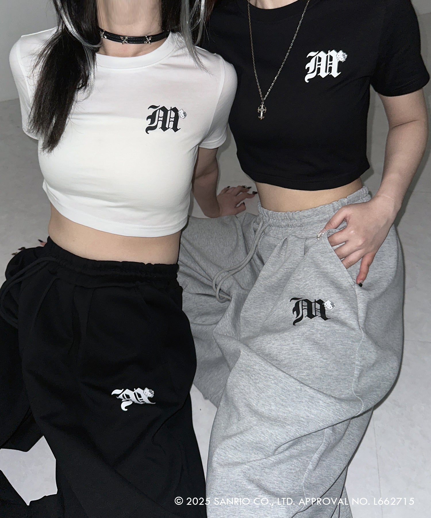 【 HELLO KITTY × me+em select 】ハローキティ M LOGO ショートTシャツ ／ Hello Kitty M LOGO Short T-shirt 【 セットアップ着用可能 】