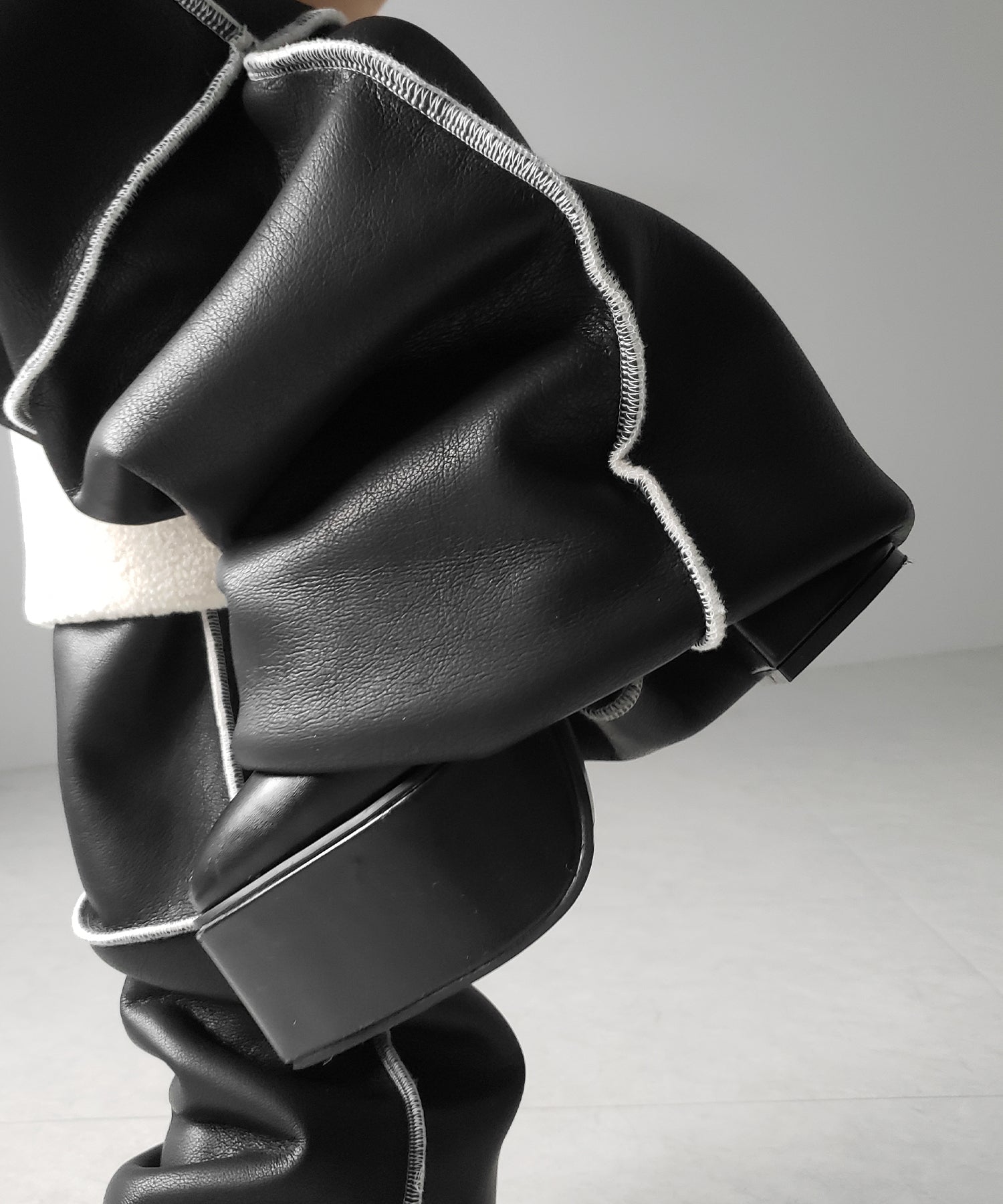 【 ニーハイにもなる２WAY 】ムートンフェイクレザールーズレッグカバー ／ mouton fake leather loose leg cover