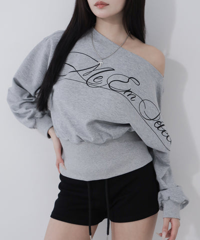 レタリングロゴワンショルショートスウェットライクトップス ／ lettering logo one-shoulder short sweatlike tops