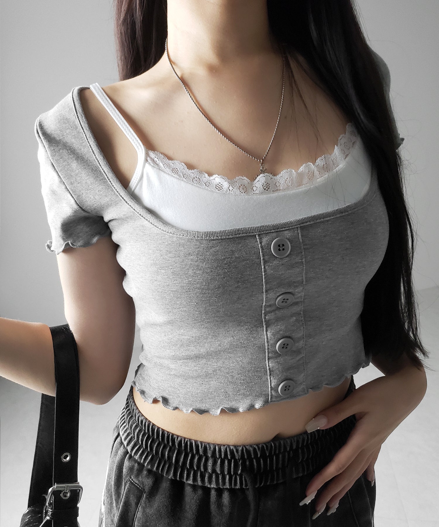 【 ２点セット 】レイヤードレースキャミソール ＋ スクエアネックフロントボタンTシャツ SET