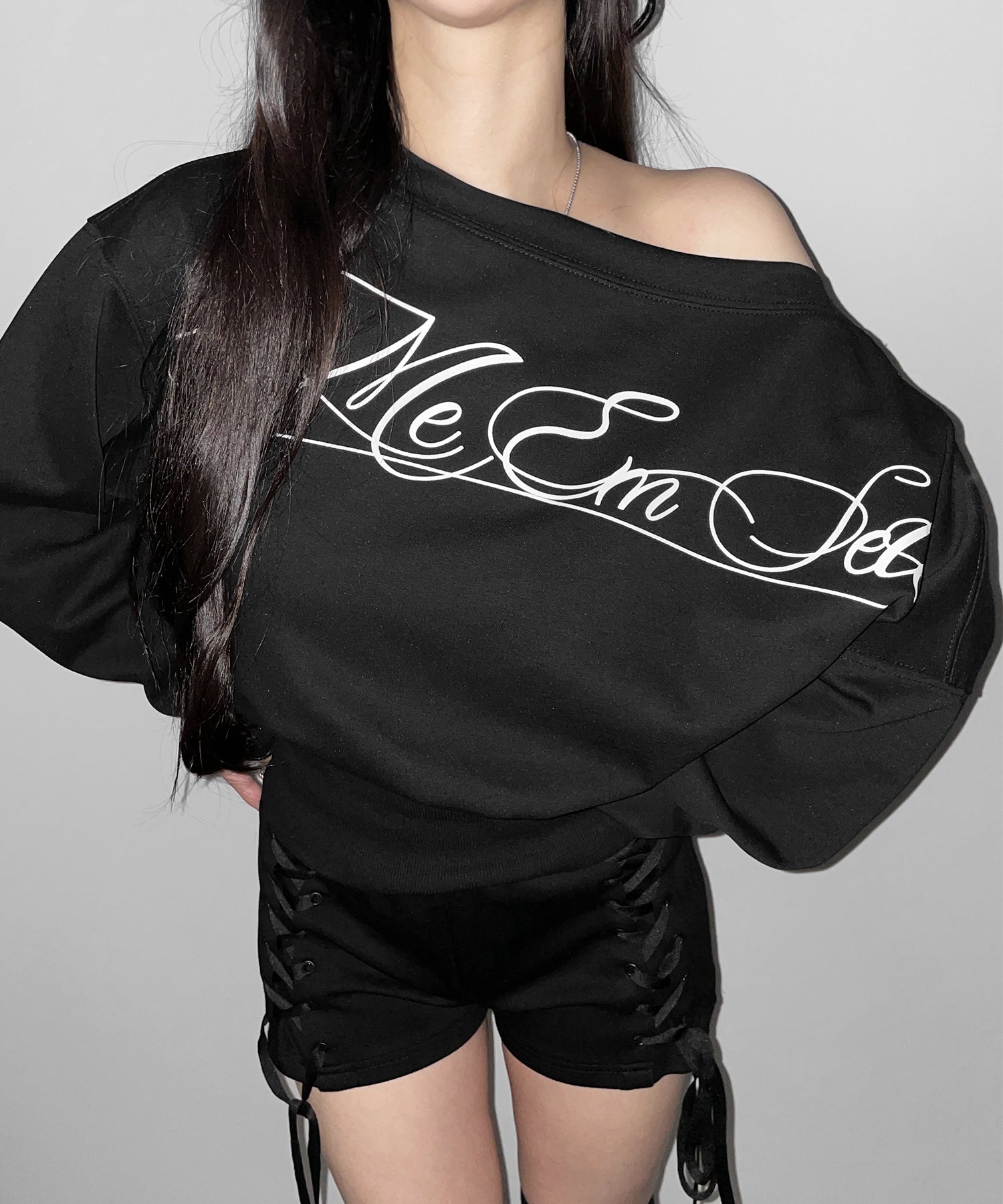 レタリングロゴワンショルショートスウェットライクトップス ／ lettering logo one-shoulder short sweatlike tops
