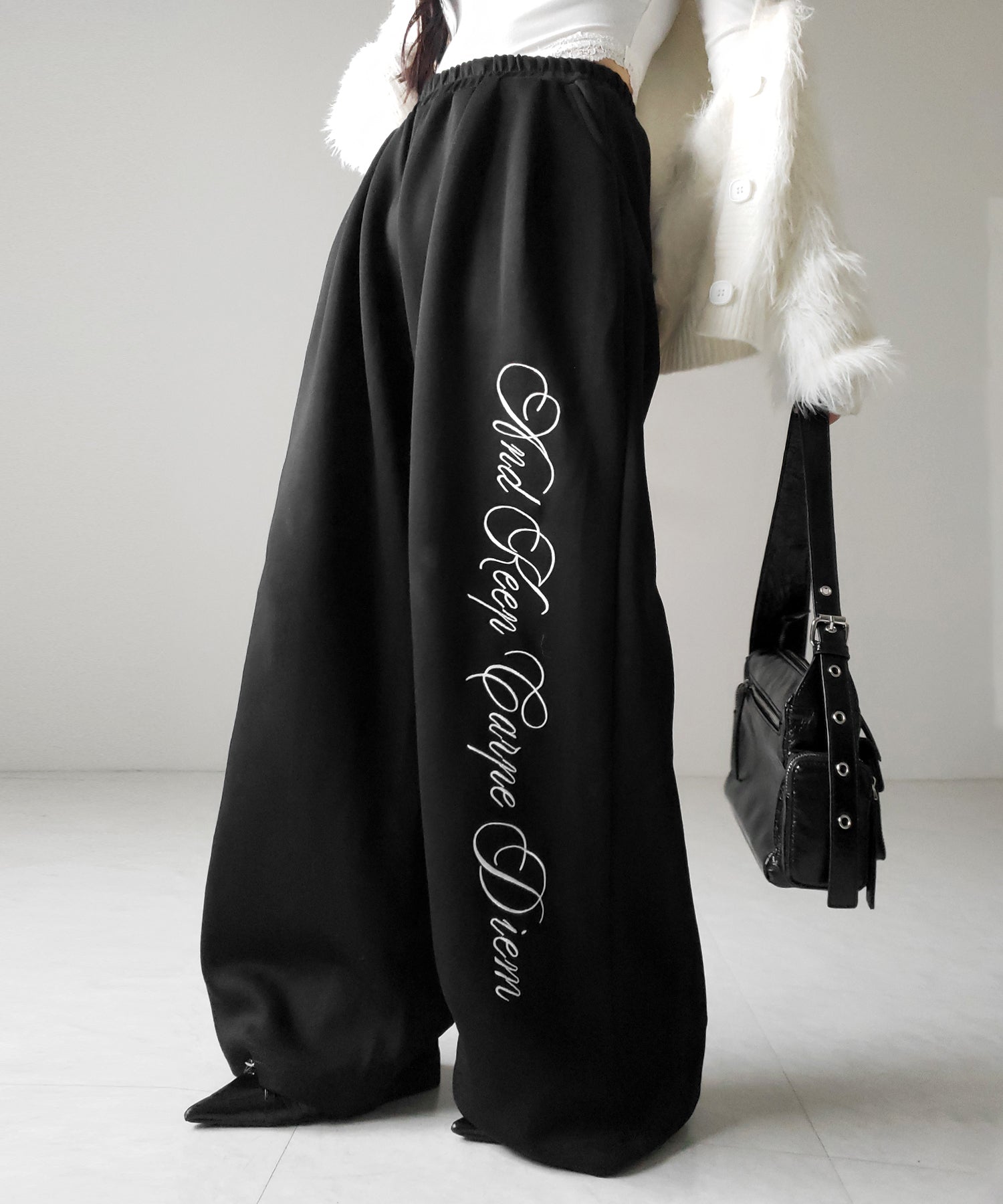 レタリングロゴ刺繍ワイドスウェットパンツ ／ lettering logo embroidery wide sweatpants