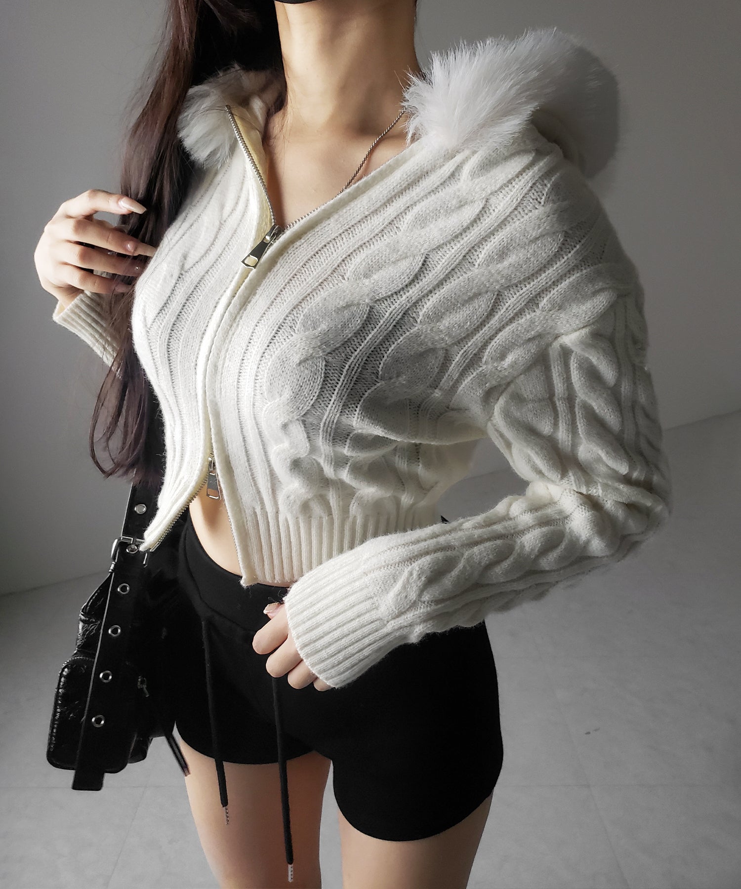 ファーフーディダブルジップショートニットパーカー ／ Fur hooded double zip short knit hoodie