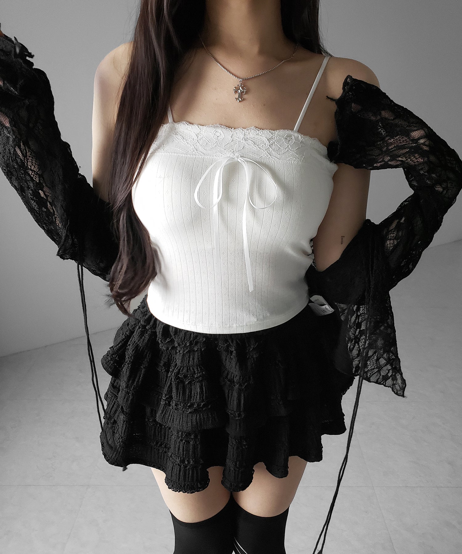 フロントリボンレースショートキャミソール ／ front ribbon lace short camisole