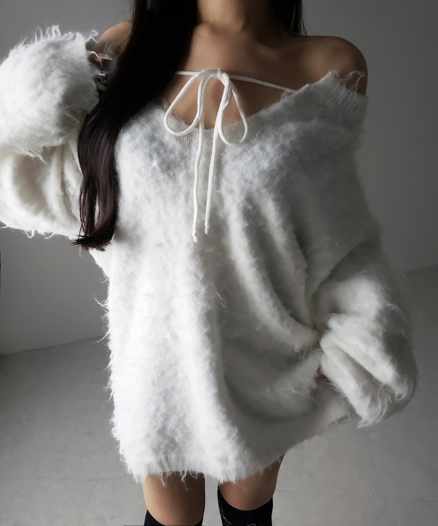 ストラップリボンオフショルオーバーシャギーニット ／ strap ribbon off shoulder over shaggy knit