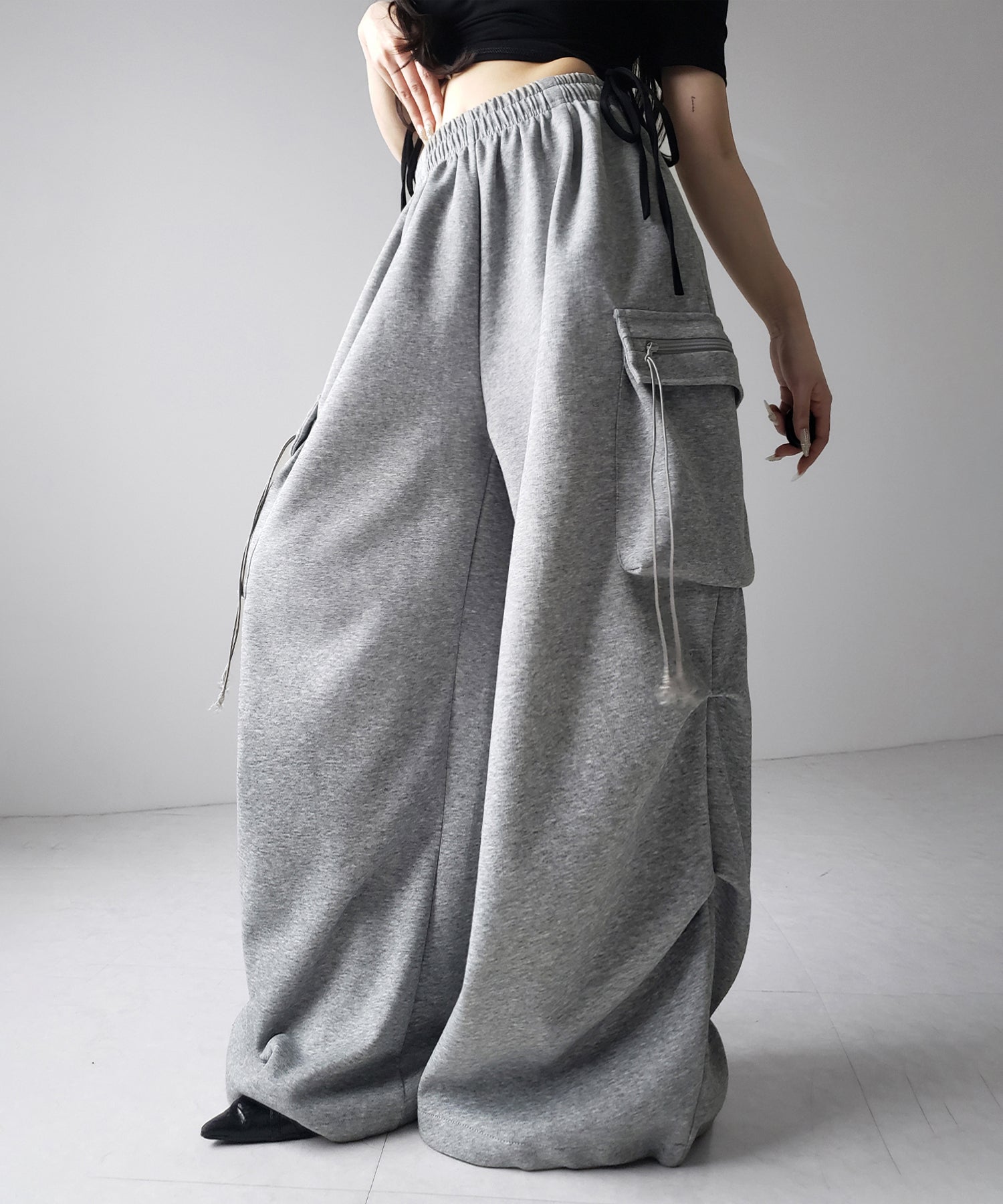 【 裾絞り可能２WAY 】ドローコードタックワイドカーゴスウェットパンツ ／ drawcord tuck wide cargo sweatpants