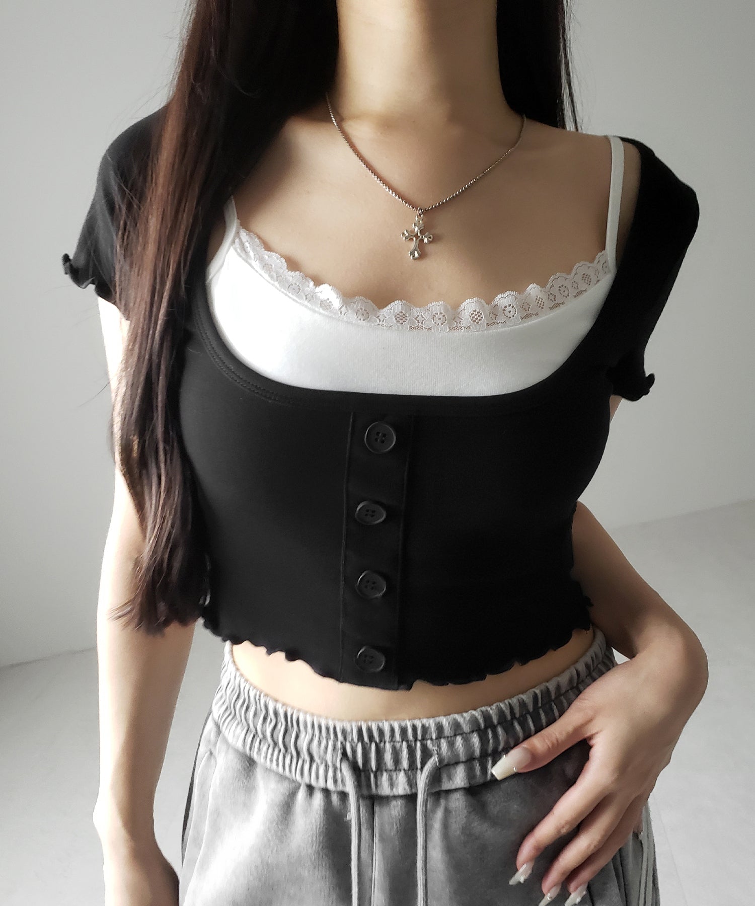 【 ２点セット 】レイヤードレースキャミソール ＋ スクエアネックフロントボタンTシャツ SET