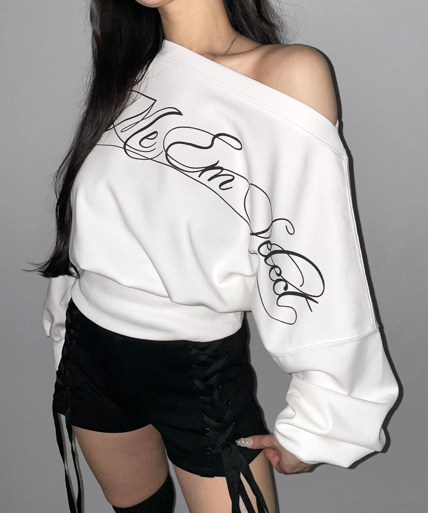 レタリングロゴワンショルショートスウェットライクトップス ／ lettering logo one-shoulder short sweatlike tops
