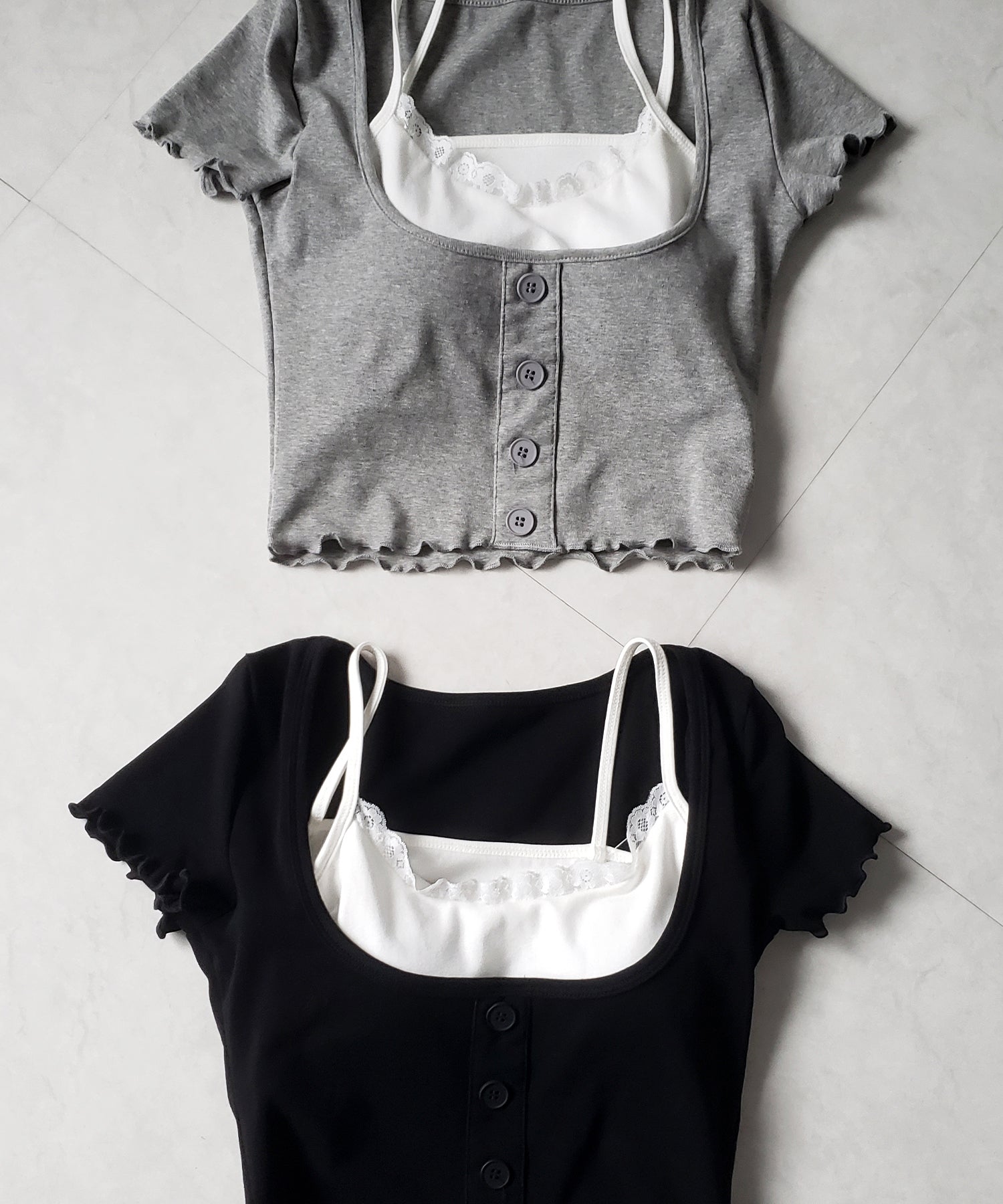【 ２点セット 】レイヤードレースキャミソール ＋ スクエアネックフロントボタンTシャツ SET