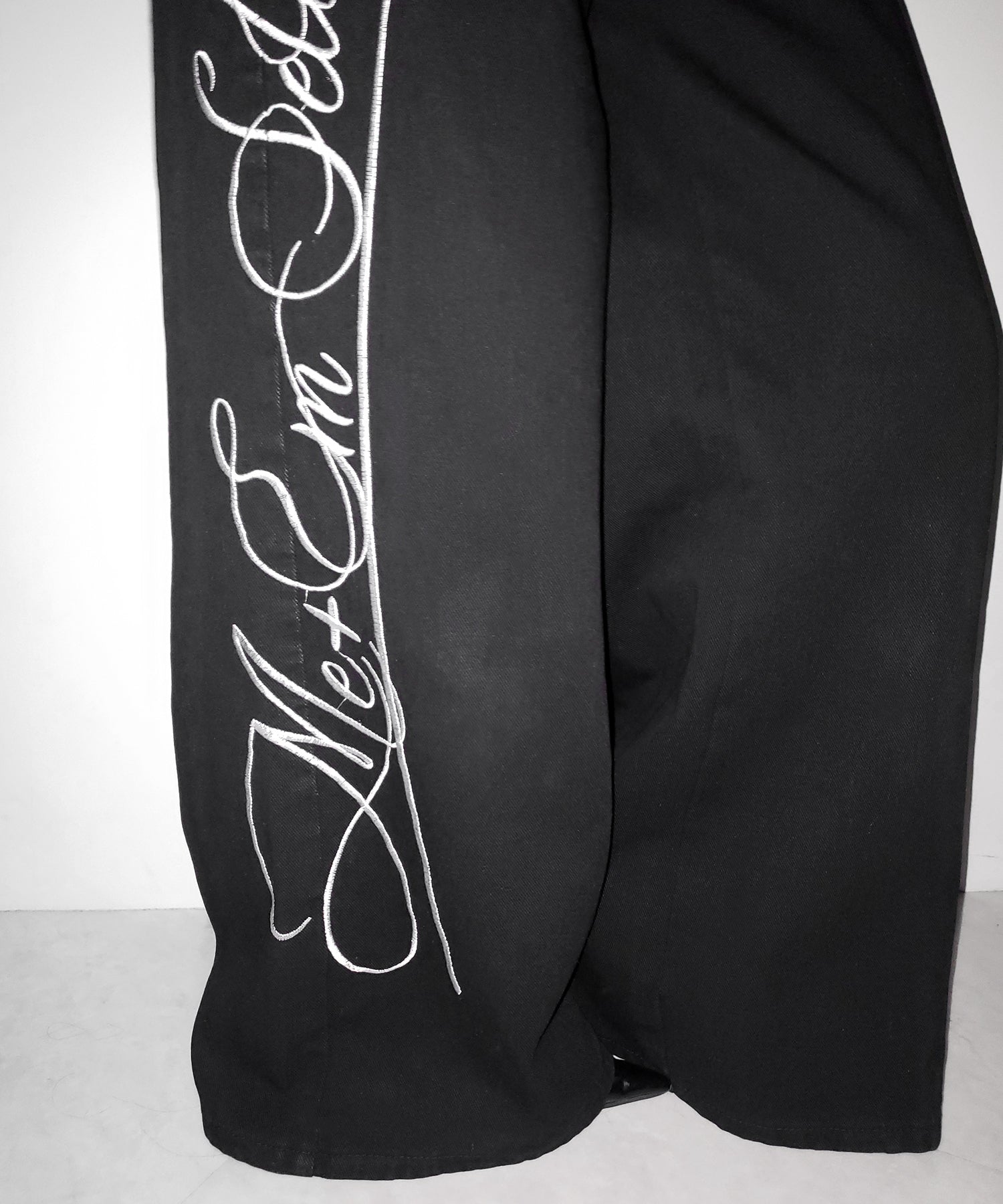 レタリングロゴ刺繍ハイウエストワイドブラックデニム ／ lettering logo embroidery high waist wide black denim