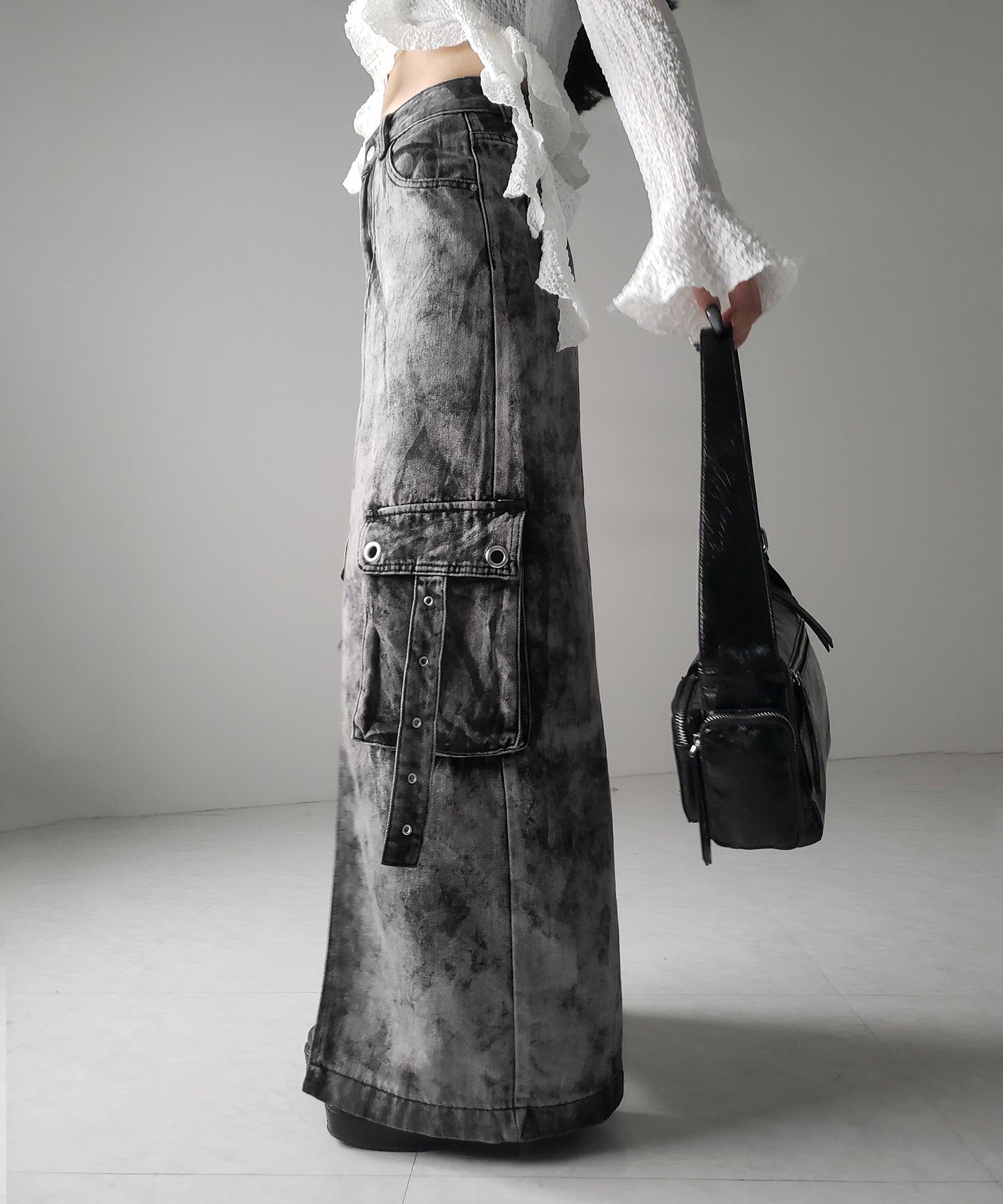 【 ３SIZE 】クラッシュブリーチセンタースリットカーゴデニムスカート ／ crash bleach center slit cargo denim skirt