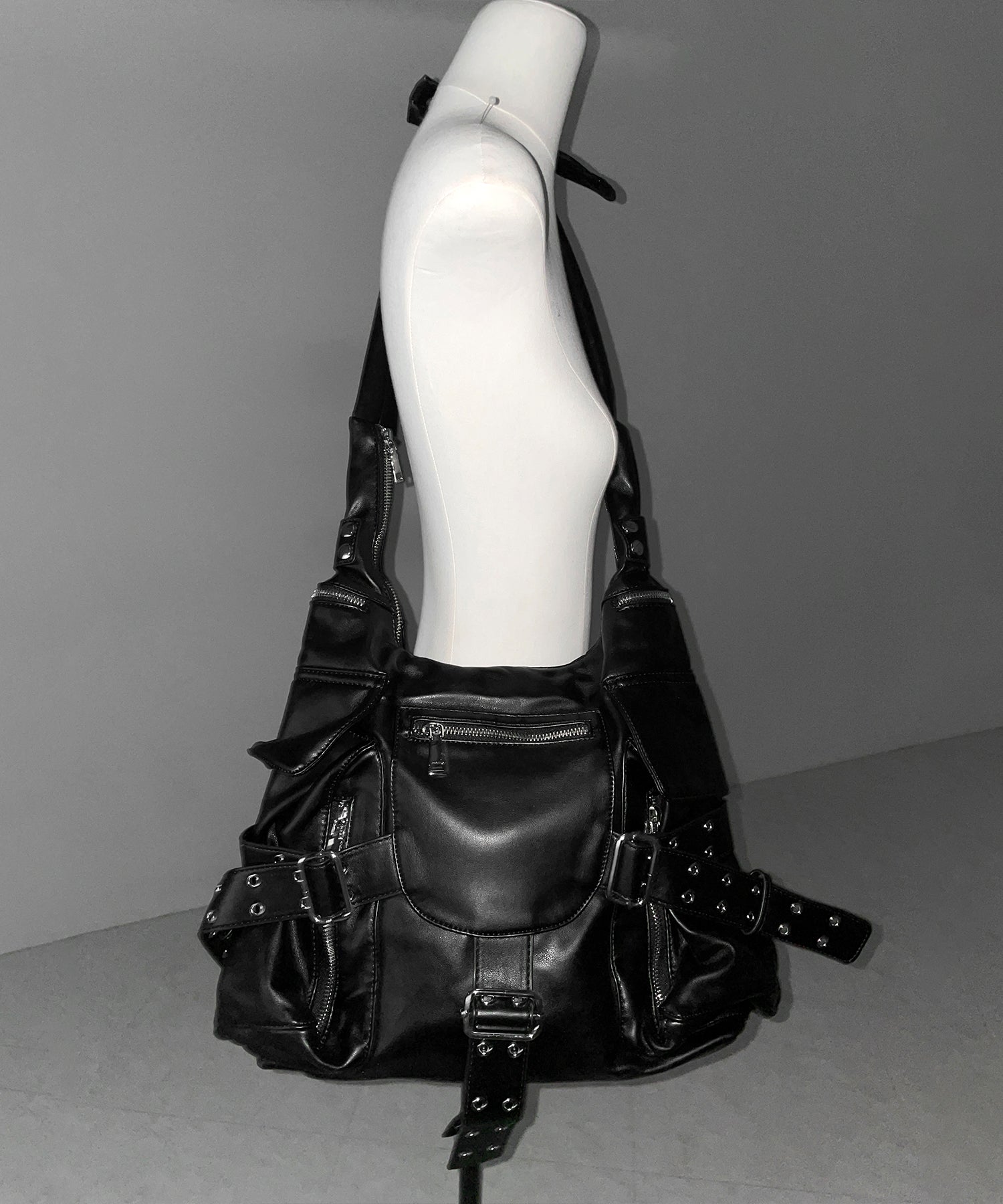 【 多ポケットで収納力抜群 】３連ベルテッド多ポケットフェイクレザーショルダーバッグ ／ Three belted multi pocket fake leather shoulder bag