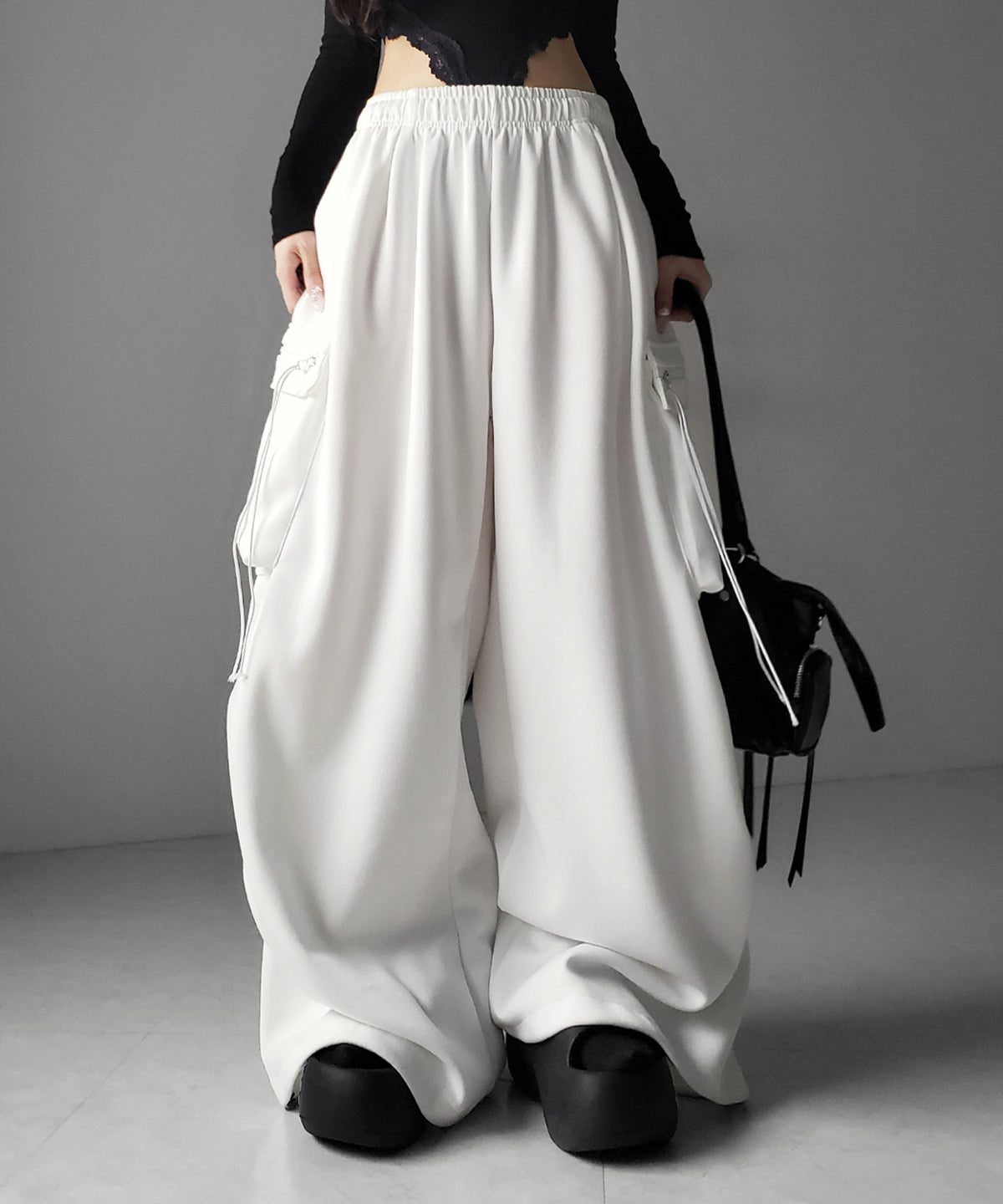 【 裾絞り可能２WAY 】ドローコードタックワイドカーゴスウェットパンツ ／ drawcord tuck wide cargo sweatpants